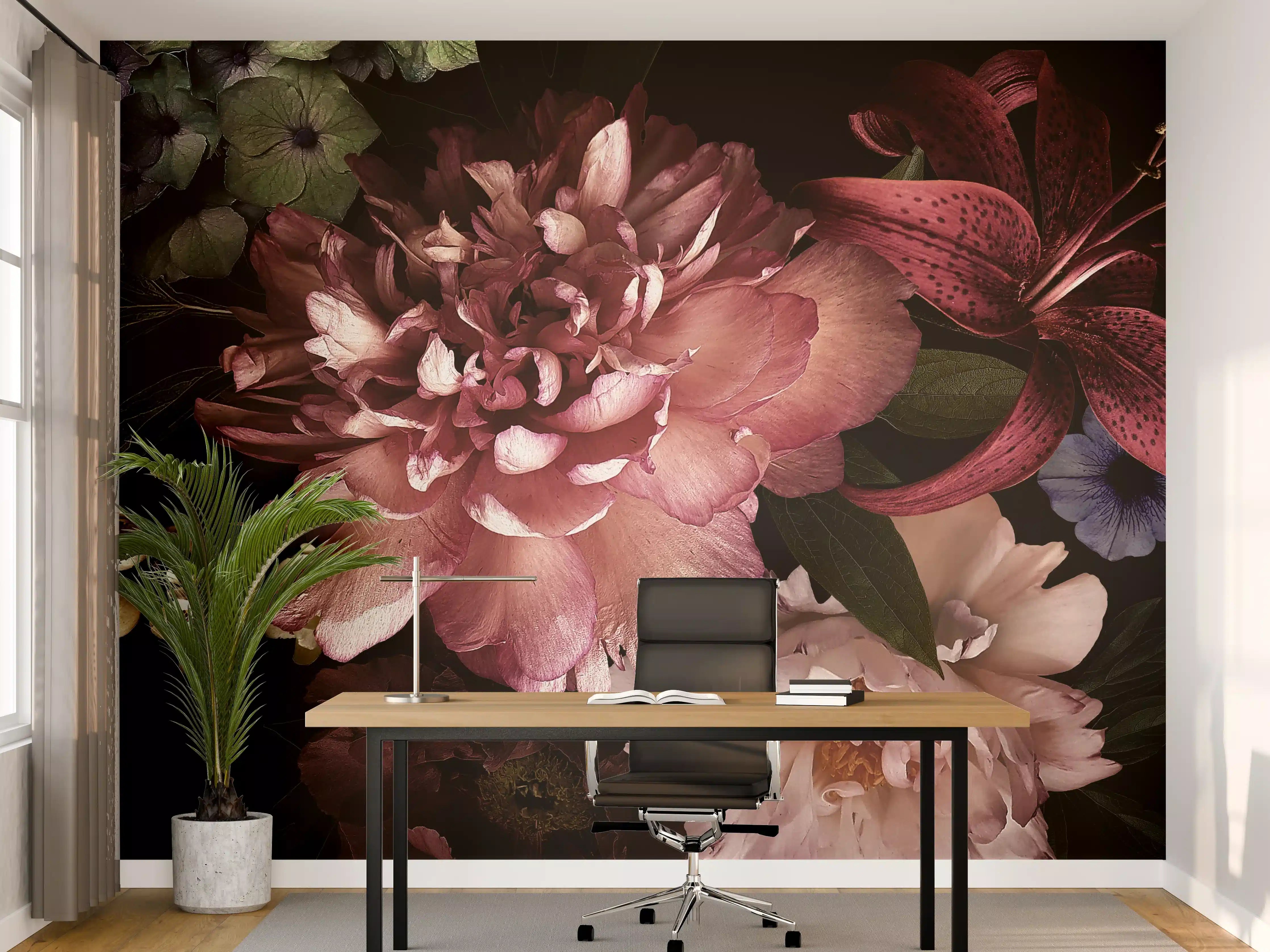 Büro Wandgestaltung - Dunkle Blumenarrangement mit Lilie, Pfingstrose und weiteren Blüten