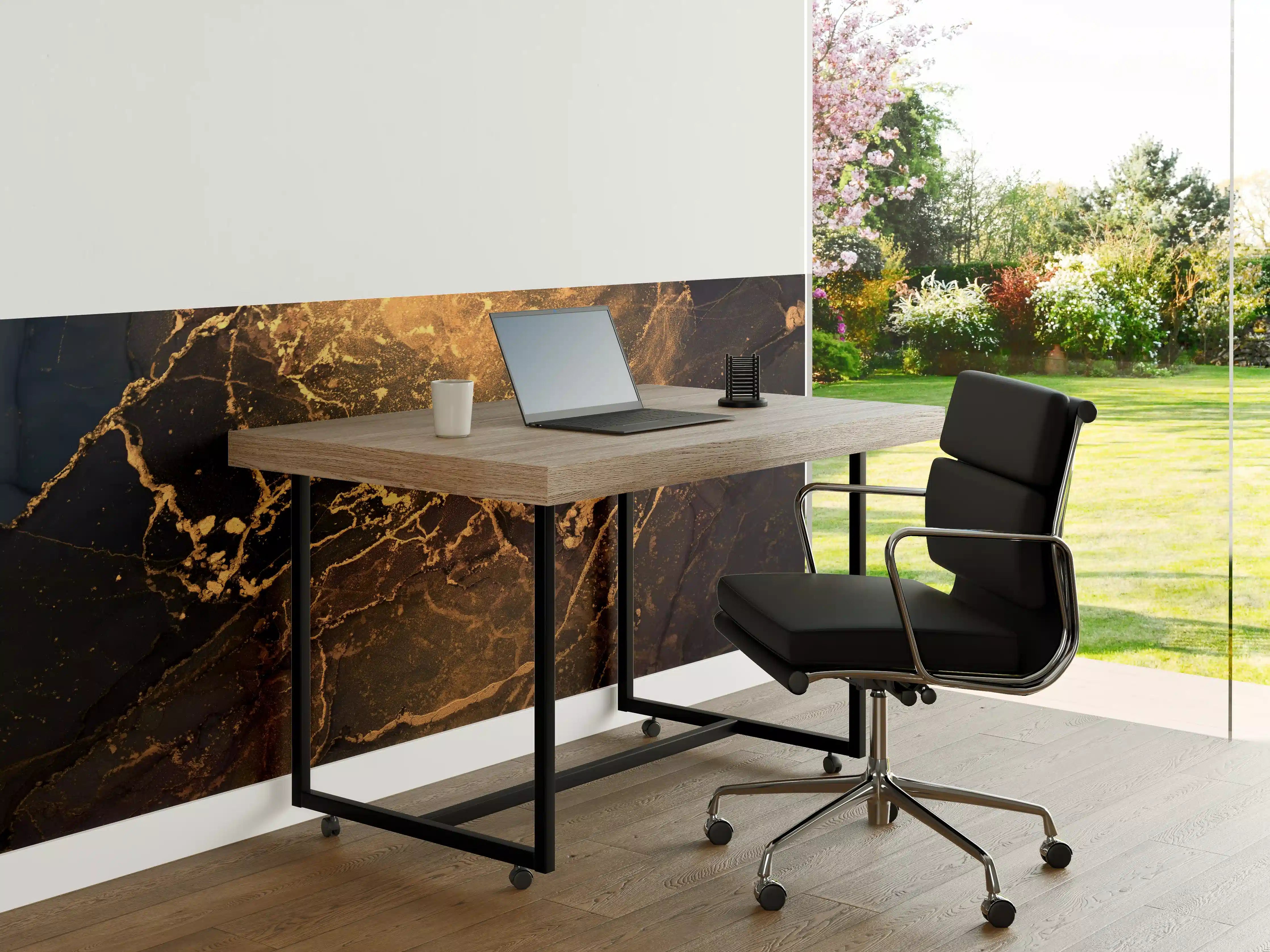 Büro Wandgestaltung - Dunkle Tinte mit Goldelementen