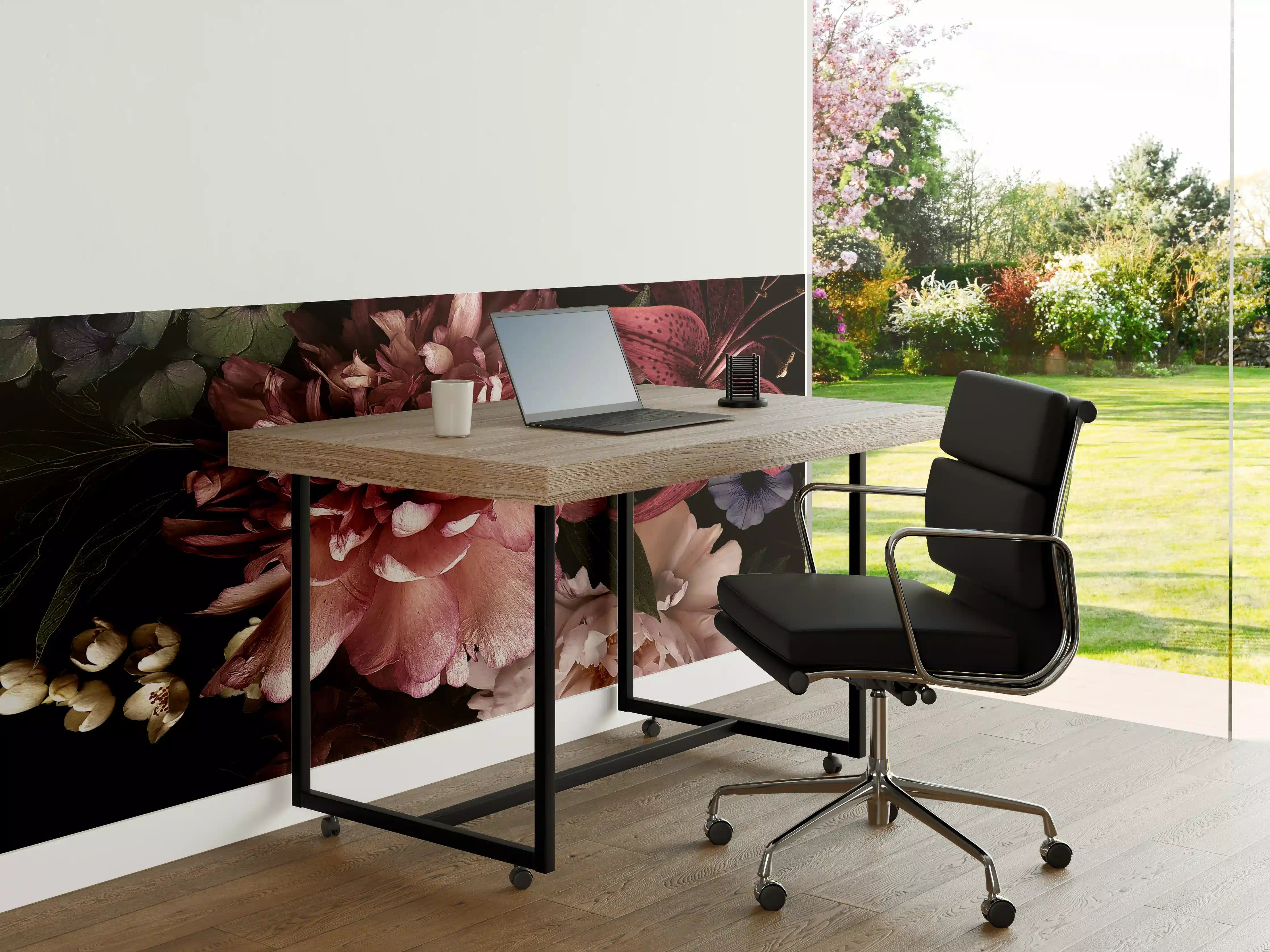 Büro Wandgestaltung - Elegante Blumenkomposition in dunklem Hintergrund