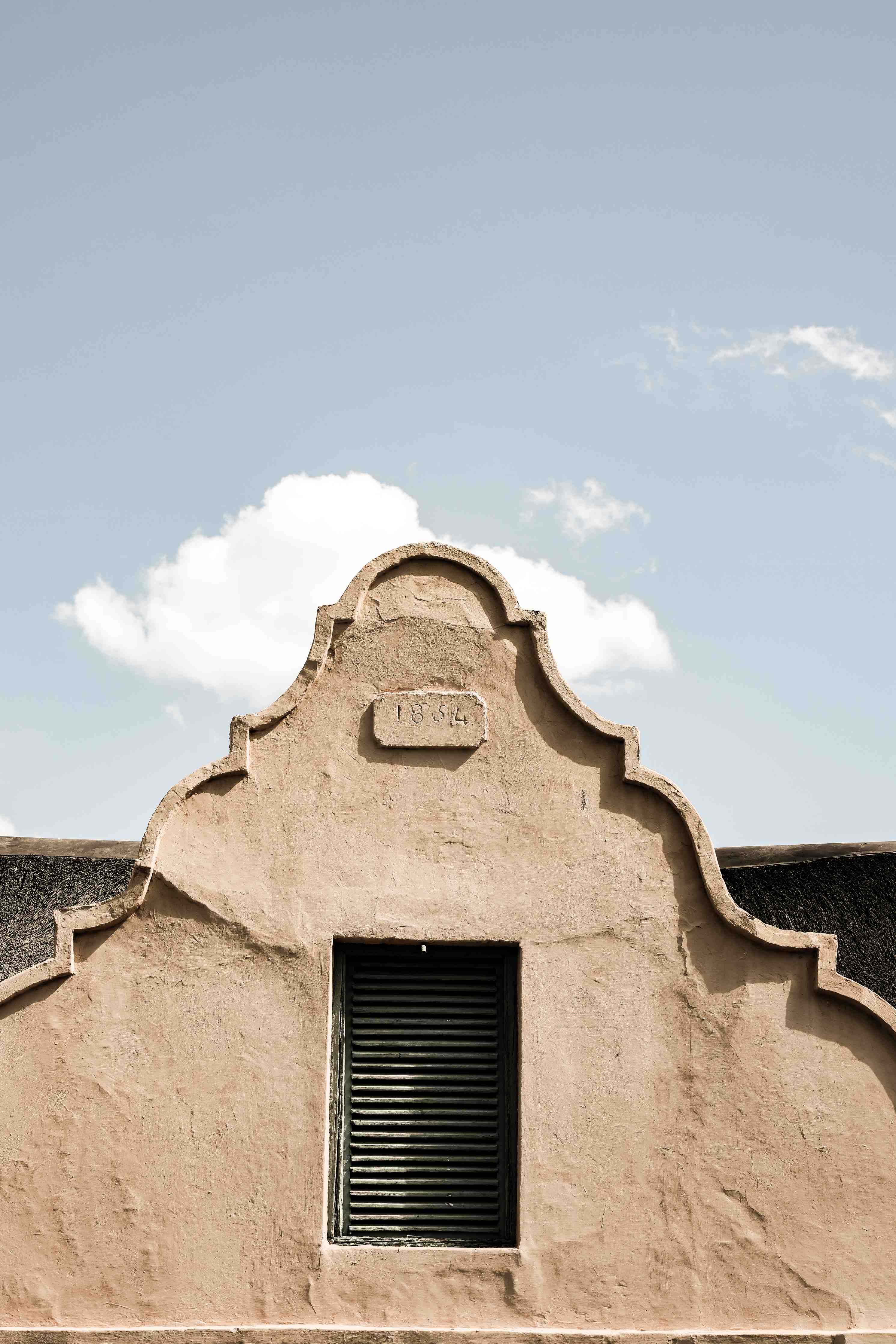 Büro Wandgestaltung-Farbige Architekturdetails unter blauem Himmel