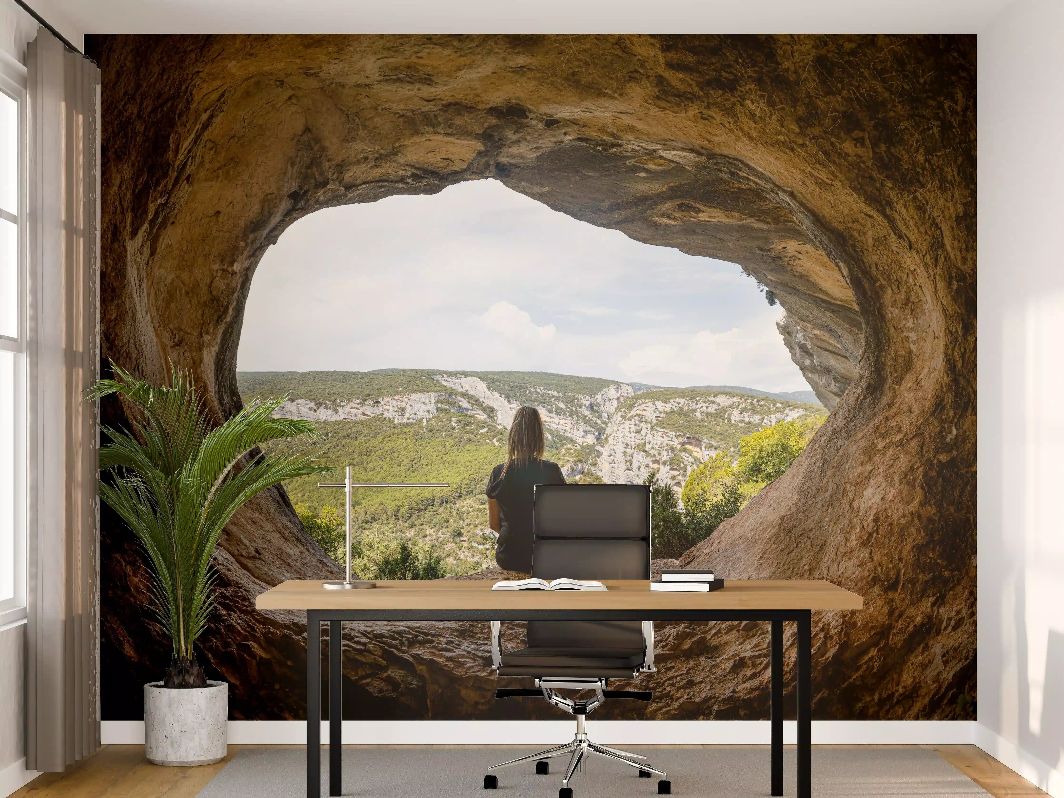 Büro Wandgestaltung - Frau sitzend in Berghöhle mit Blick auf Landschaft