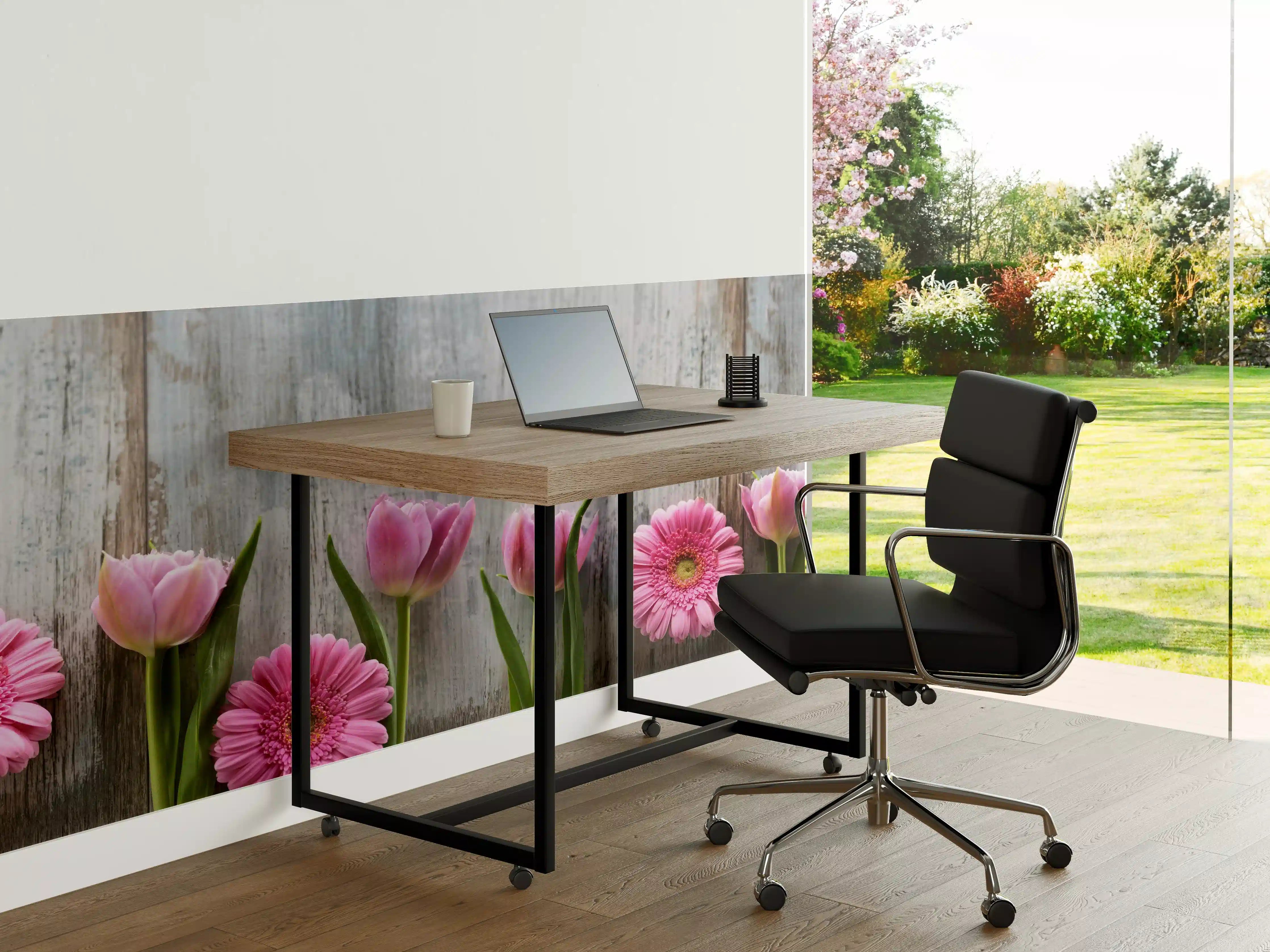 Büro Wandgestaltung - Frühlingsblumen auf schäbigem Holz