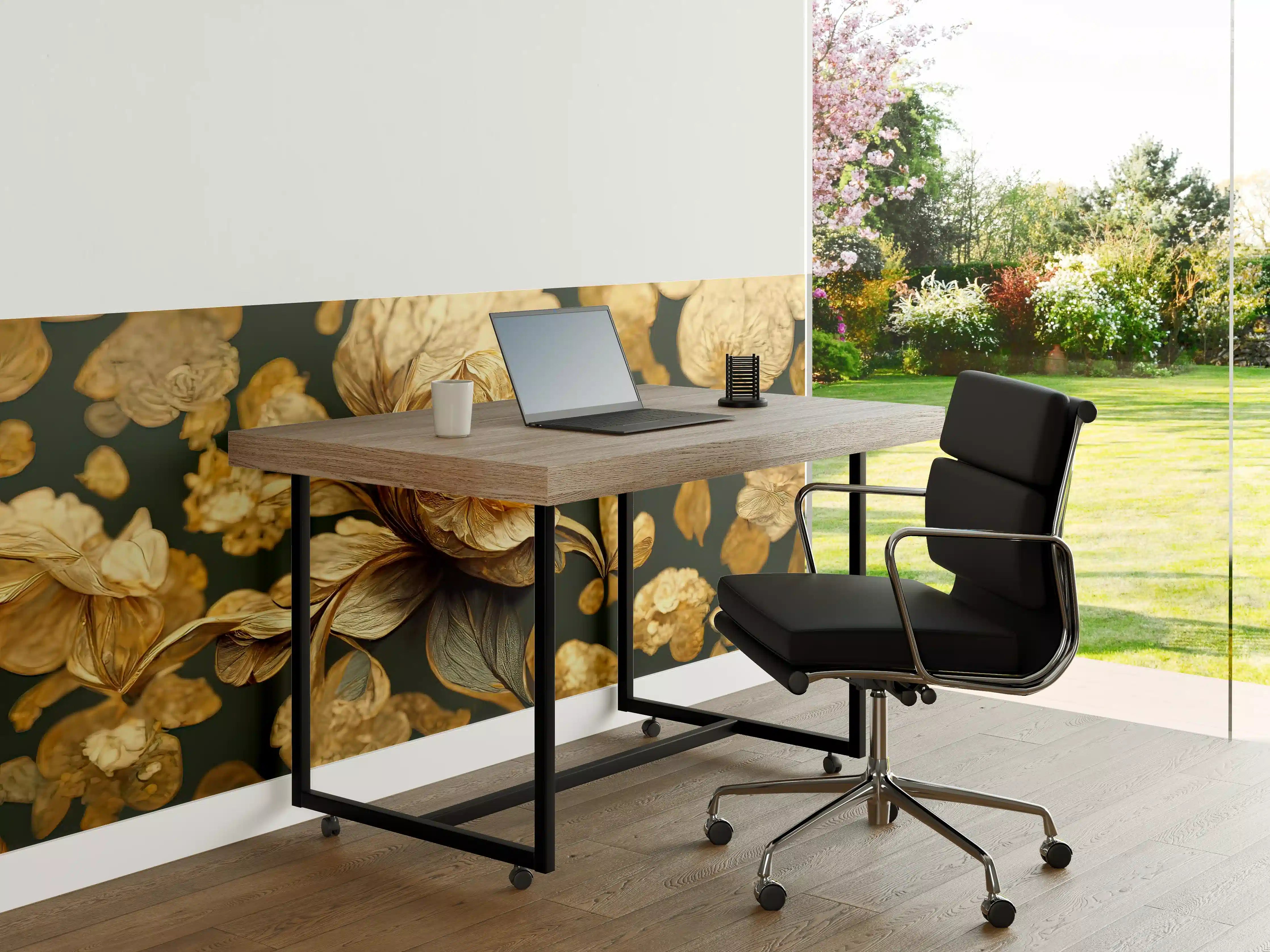Büro Wandgestaltung - Goldene Blumenmuster vor dunklem Hintergrund