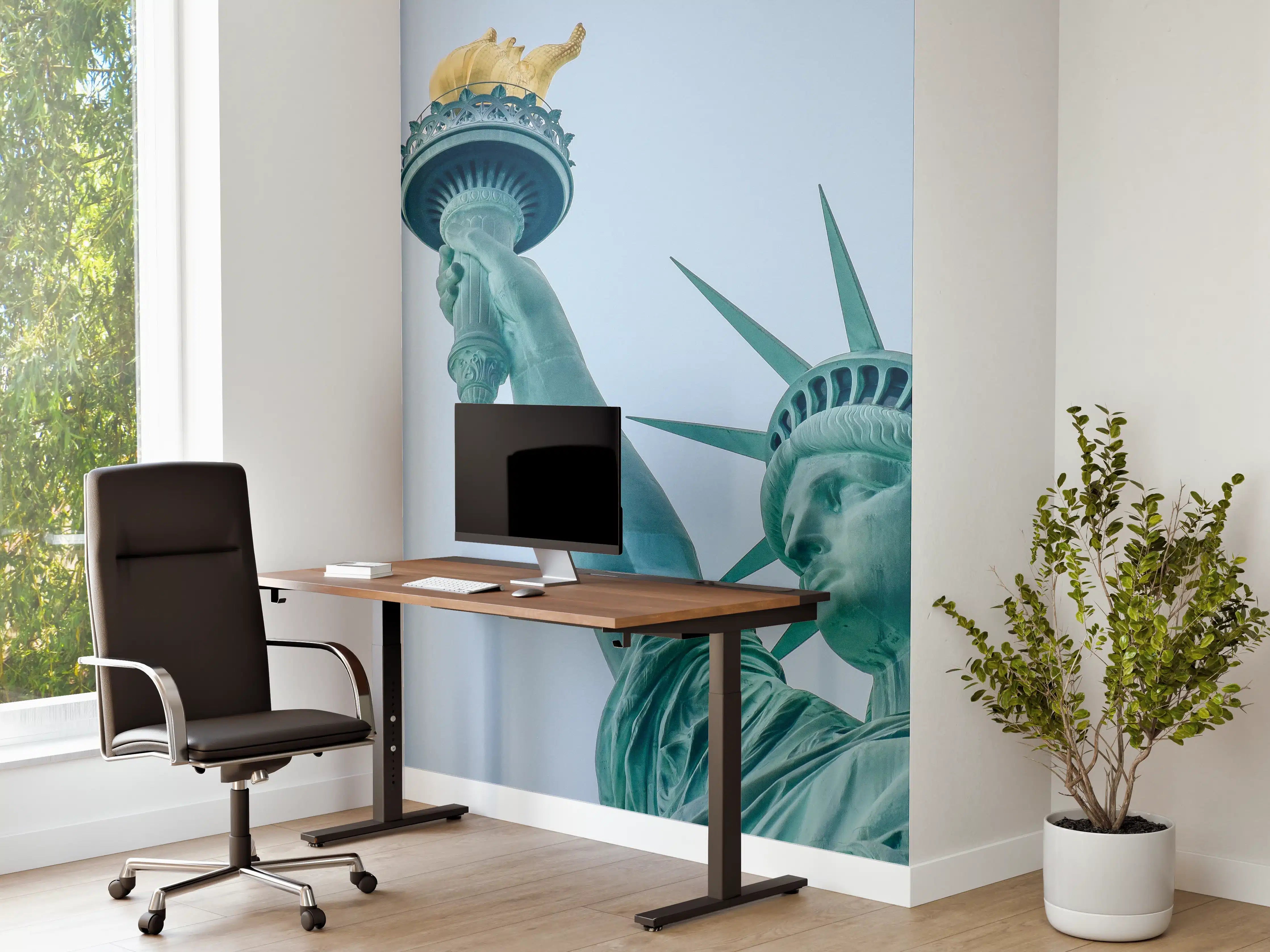 Büro Wandgestaltung - Große Freiheitsstatue im blauen Himmel