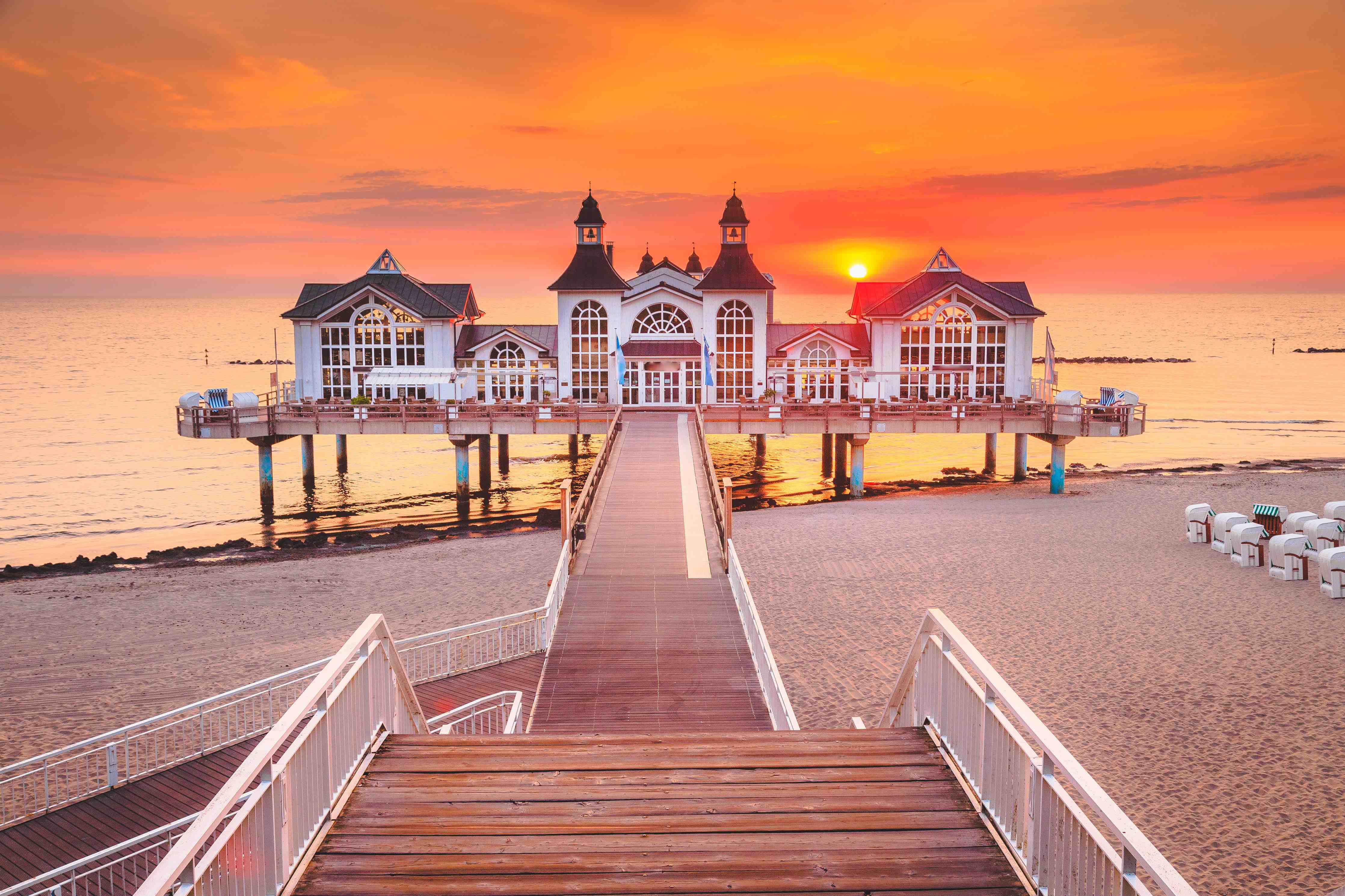 Büro Wandgestaltung-Haus auf Wasser bei Sonnenaufgang