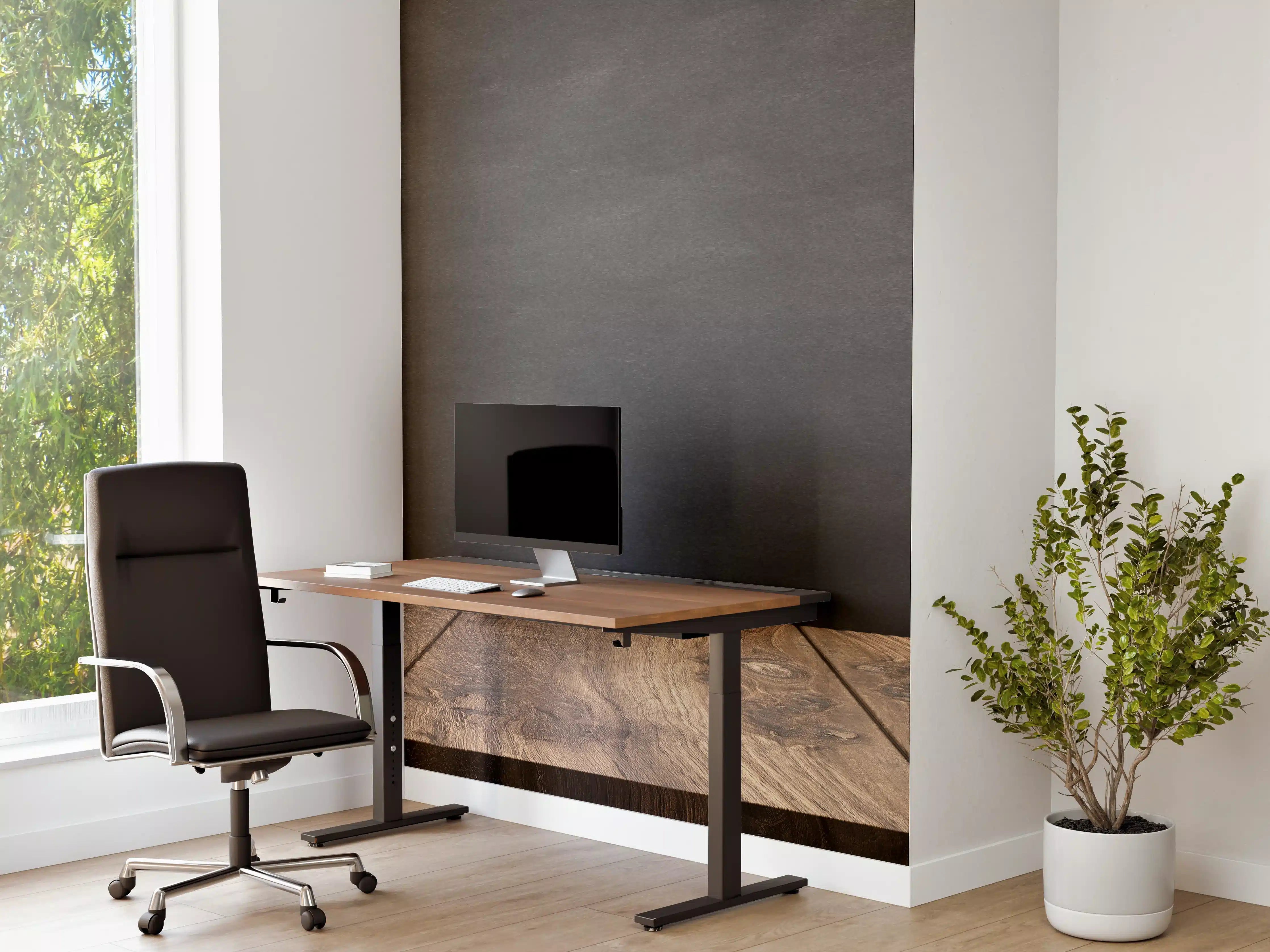 Büro Wandgestaltung - Holztisch mit schwarzer Wandtafel