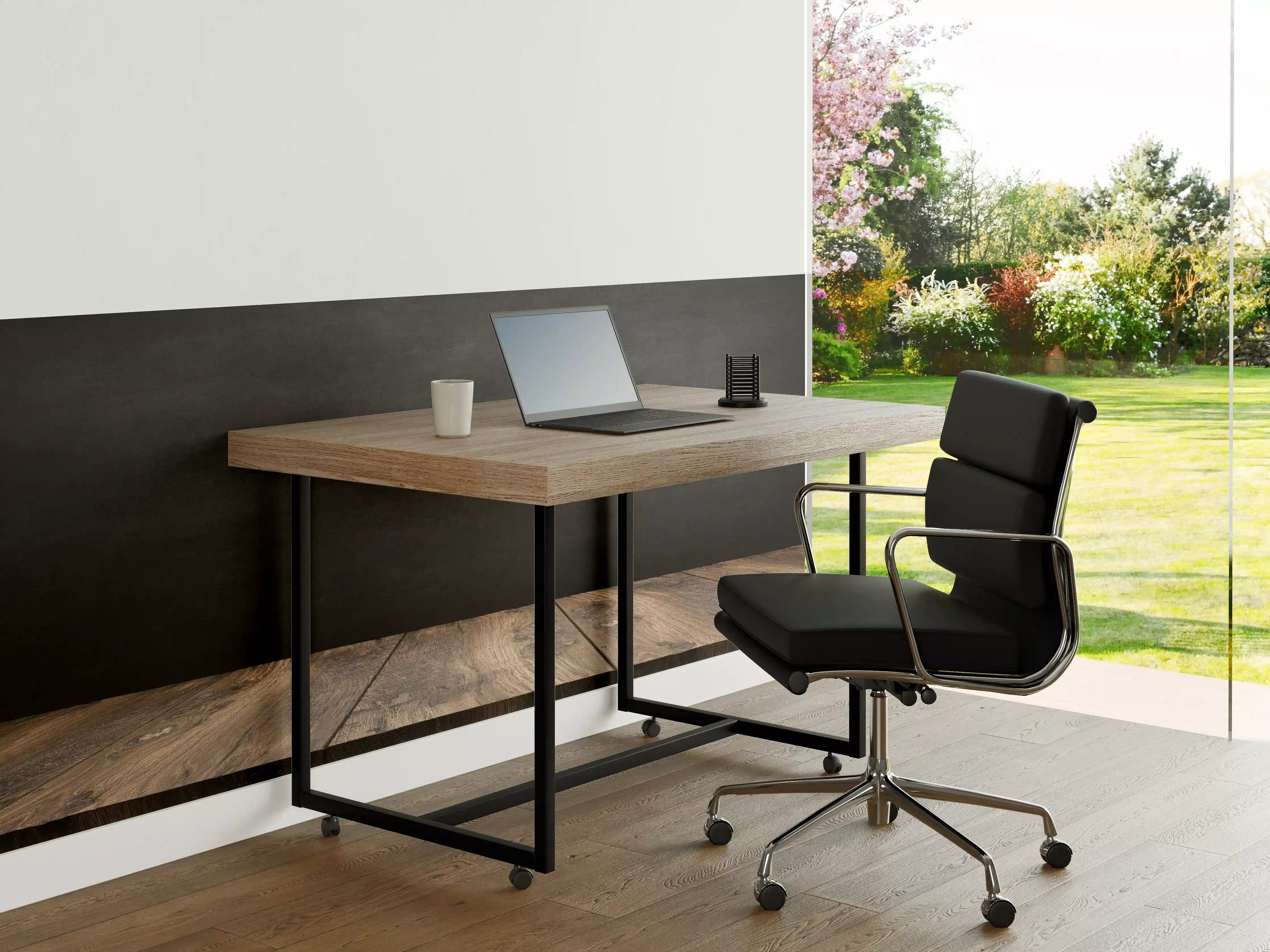 Büro Wandgestaltung - Holztisch mit schwarzer Wandtafel