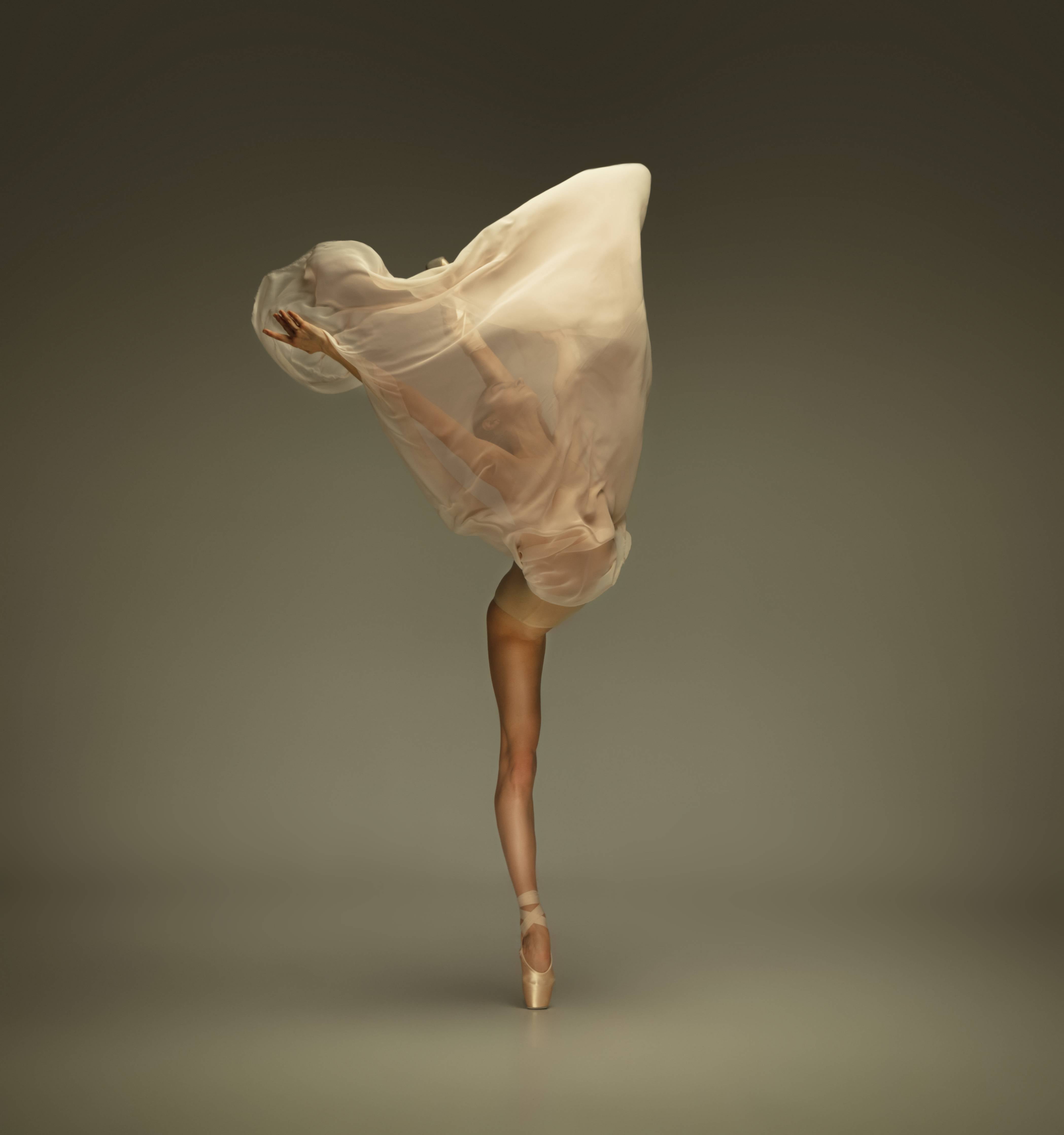 Büro Wandgestaltung-Junge Ballerina in grauem Studio 