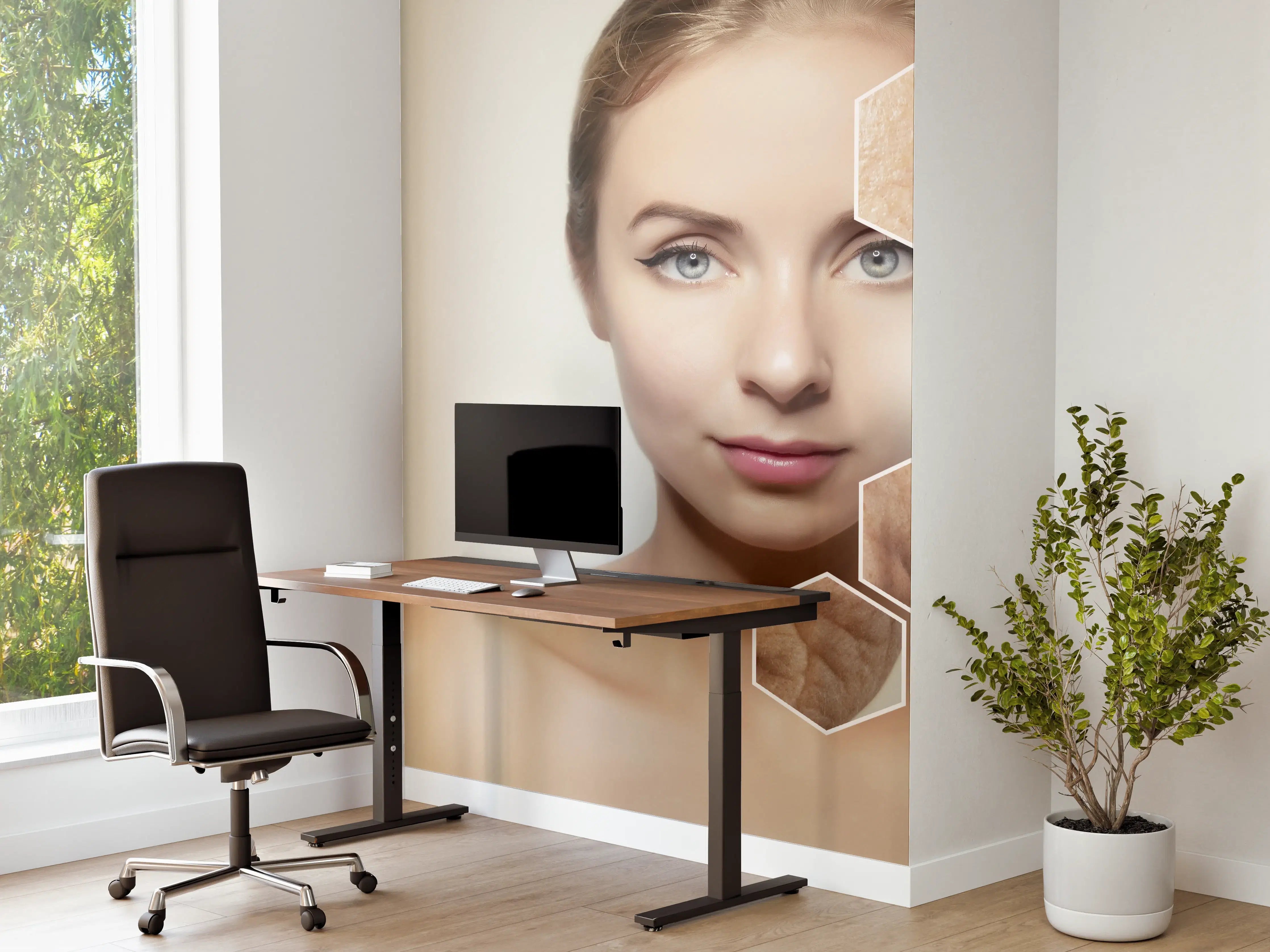 Büro Wandgestaltung - Junge Frau mit Grafikelementen alter Haut