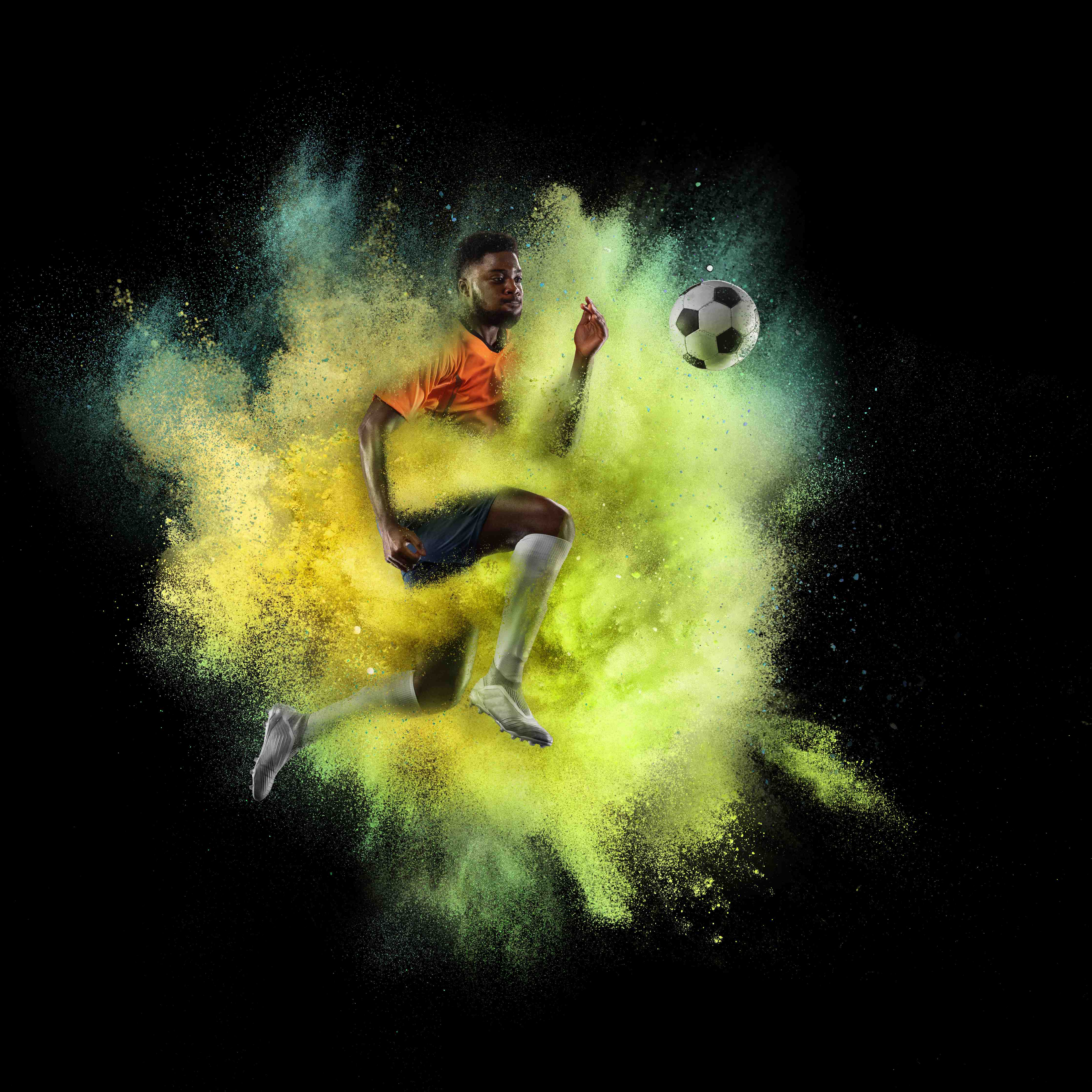 Büro Wandgestaltung-Junger Fußballspieler in Farbexplosion