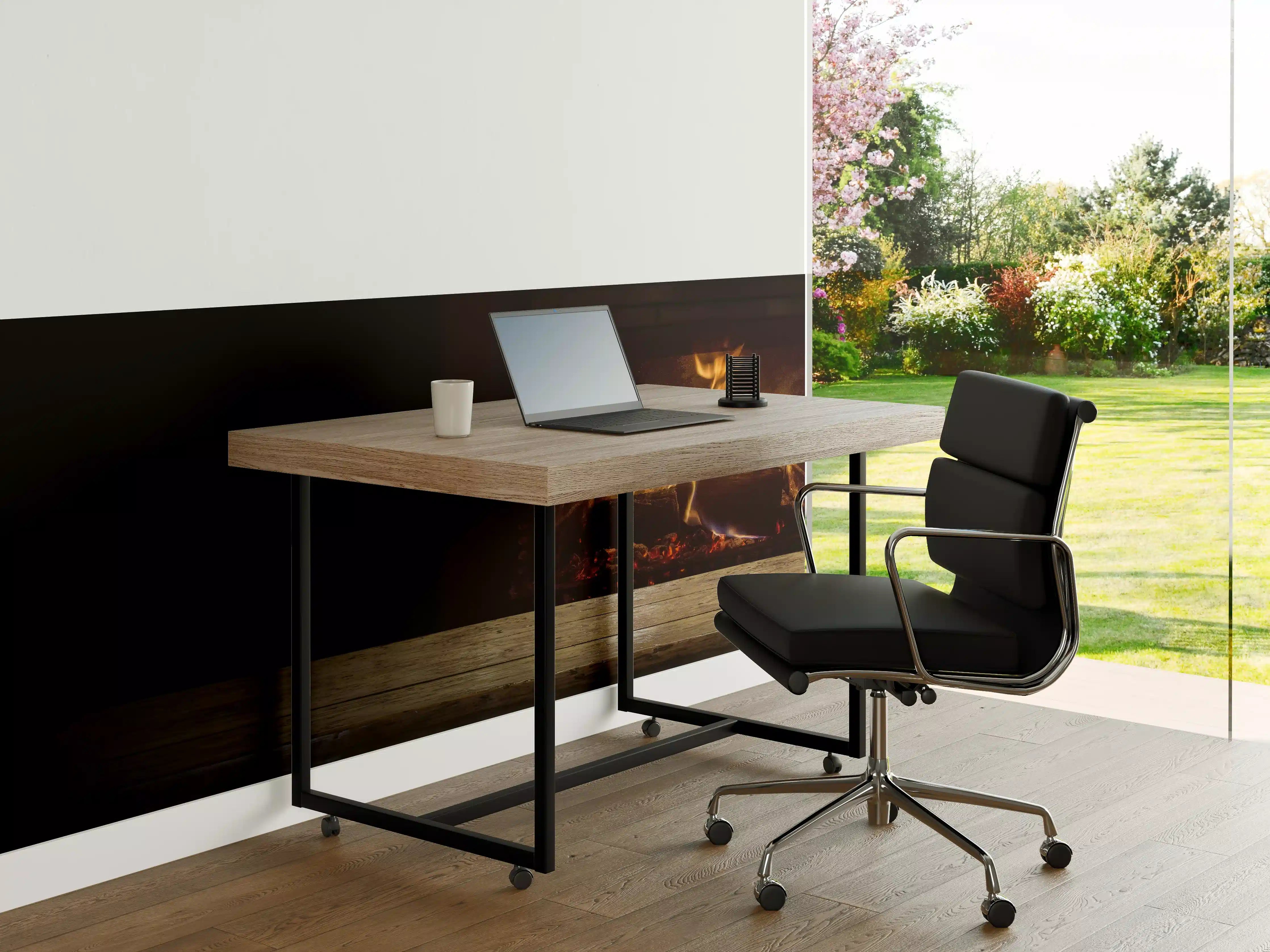 Büro Wandgestaltung - Kaminfeuer vor Holztisch