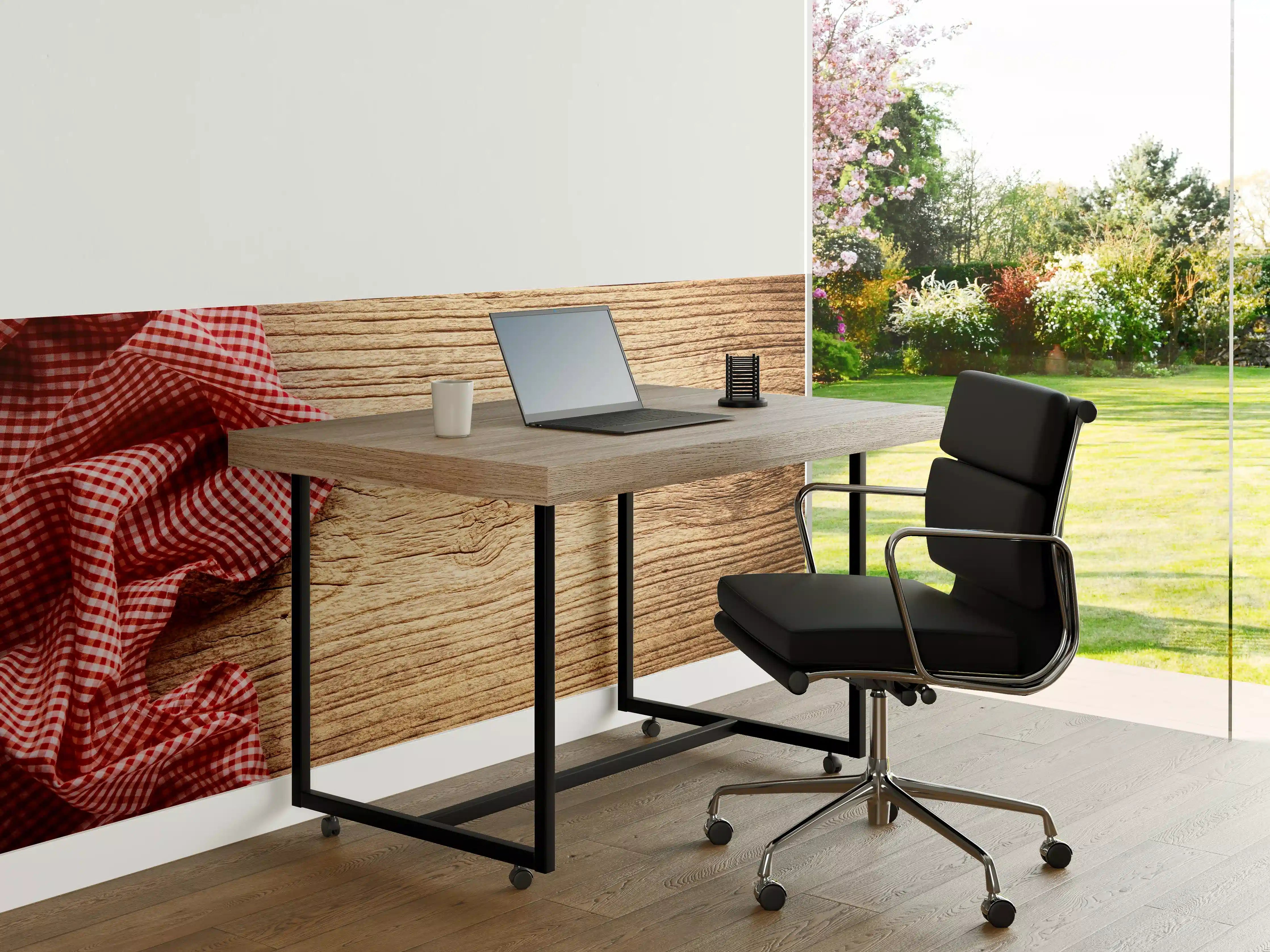 Büro Wandgestaltung - Kariertes Tischtuch auf Holztisch