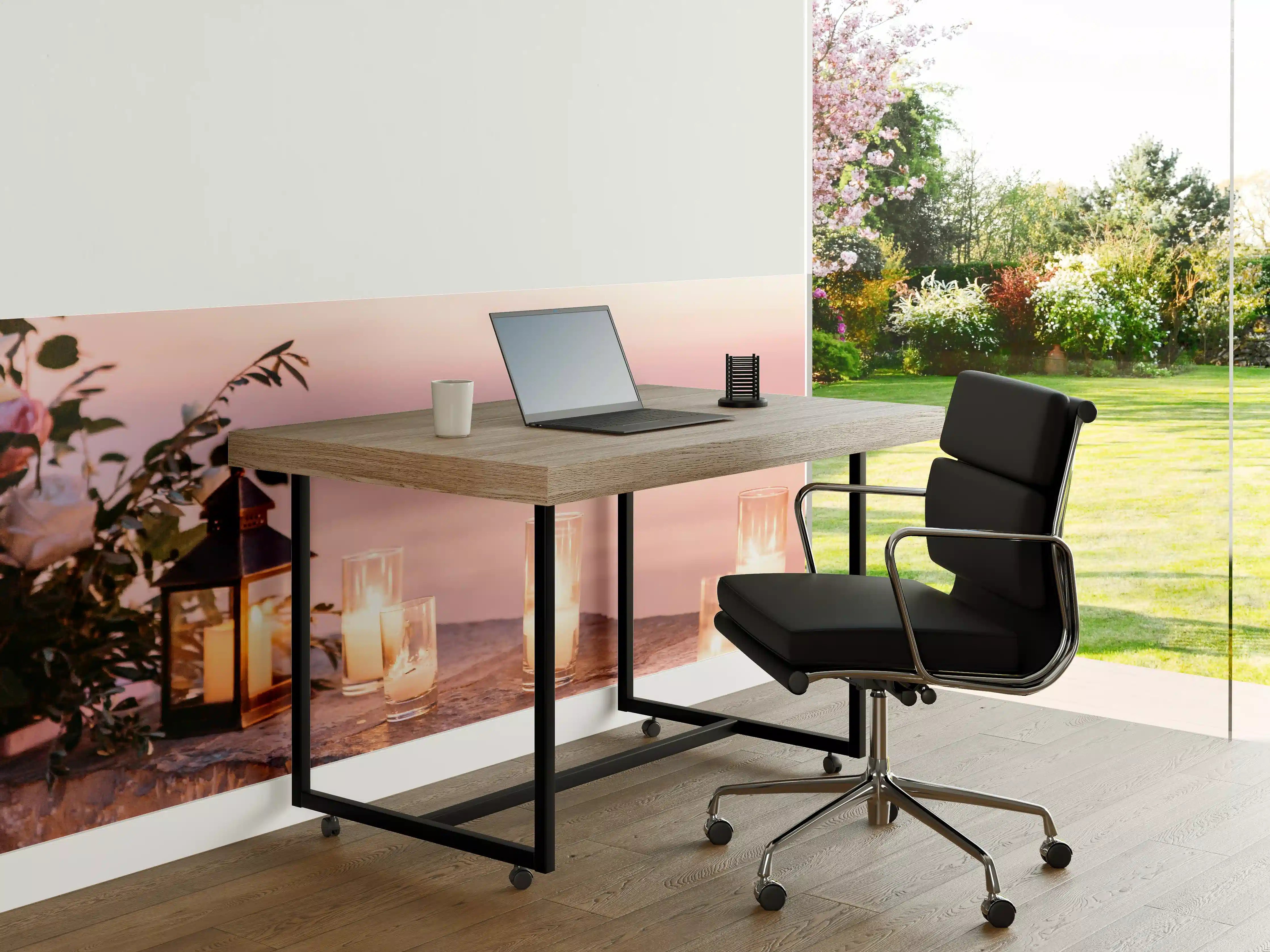 Büro Wandgestaltung - Kerzen und Blumen auf Steinmauer