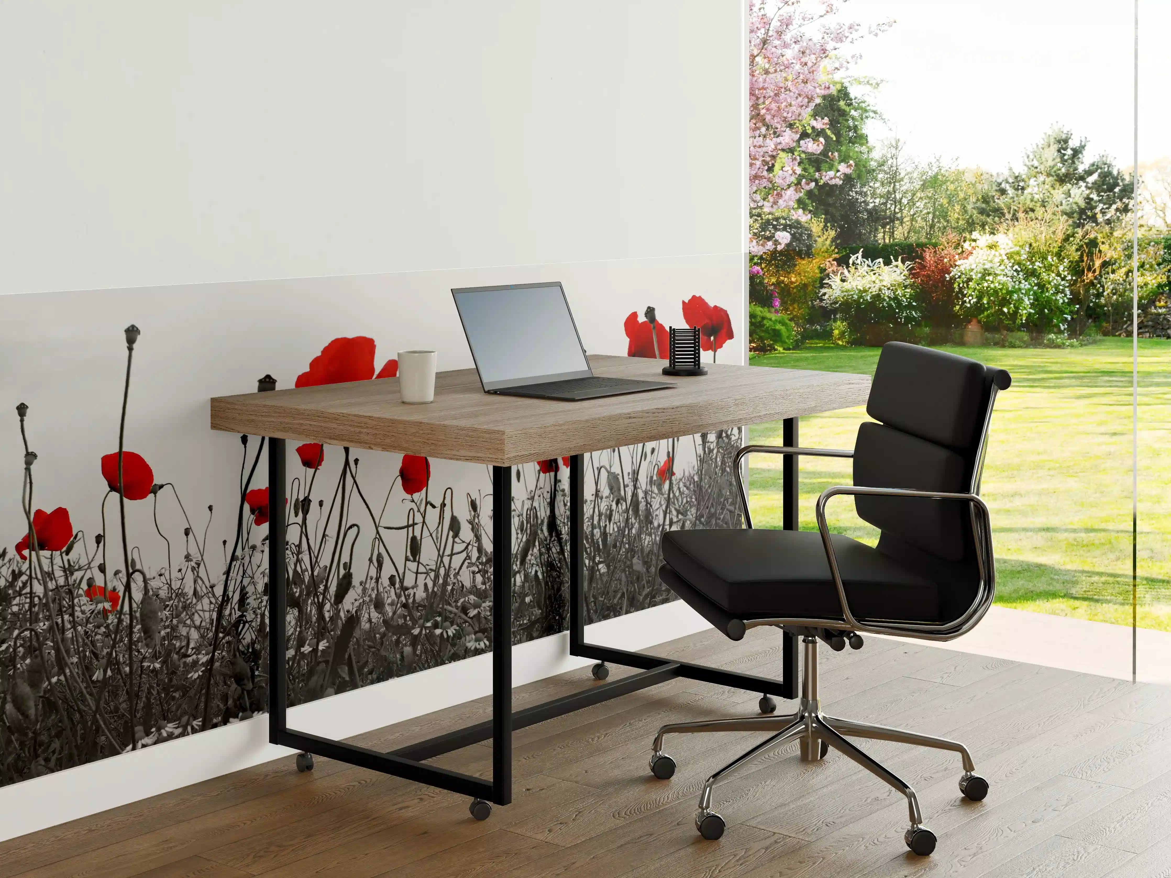 Büro Wandgestaltung - Leuchtend rote Mohnblumen vor grauem Himmel