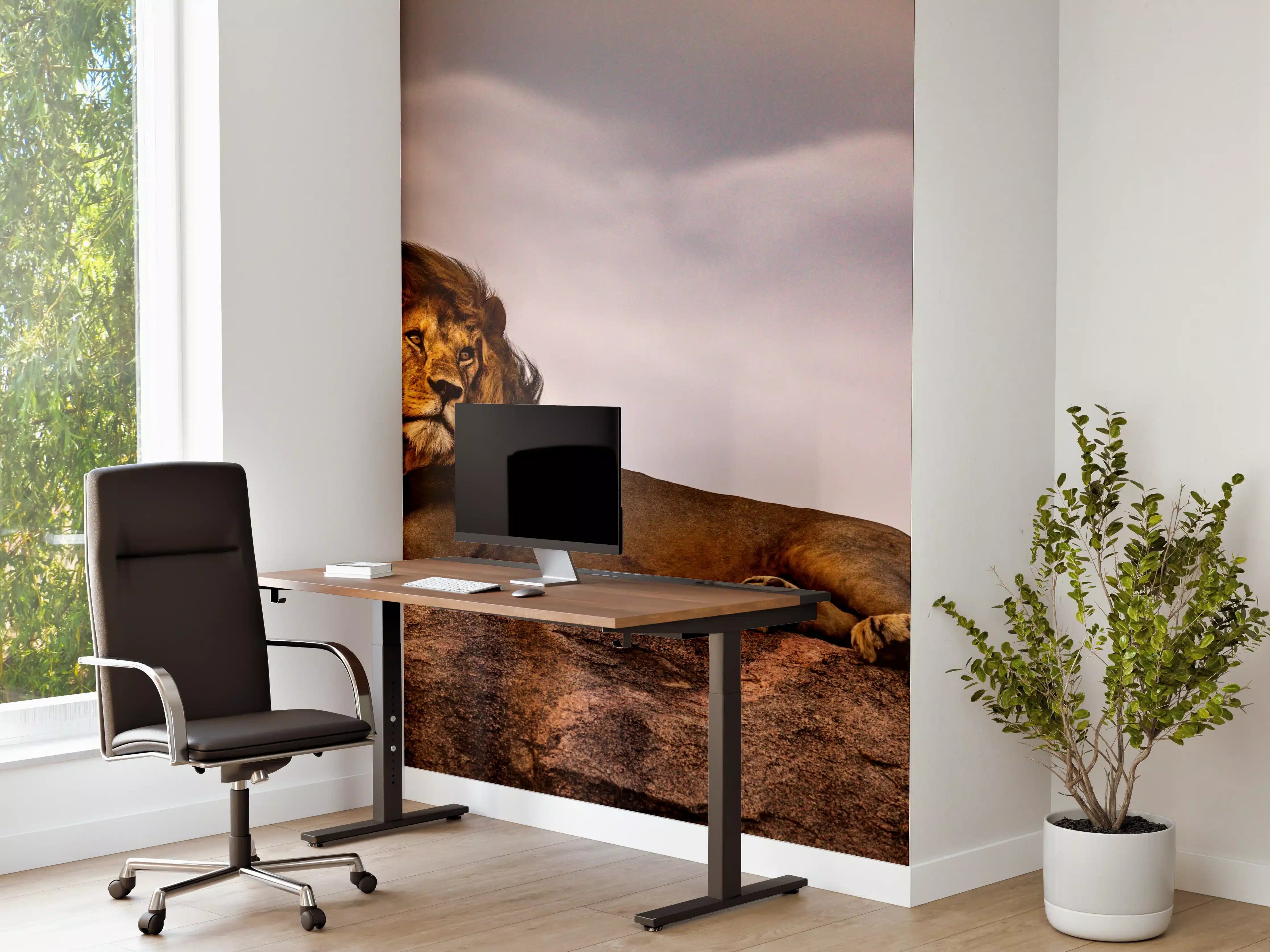 Büro Wandgestaltung - Löwe vor dunklem Himmel
