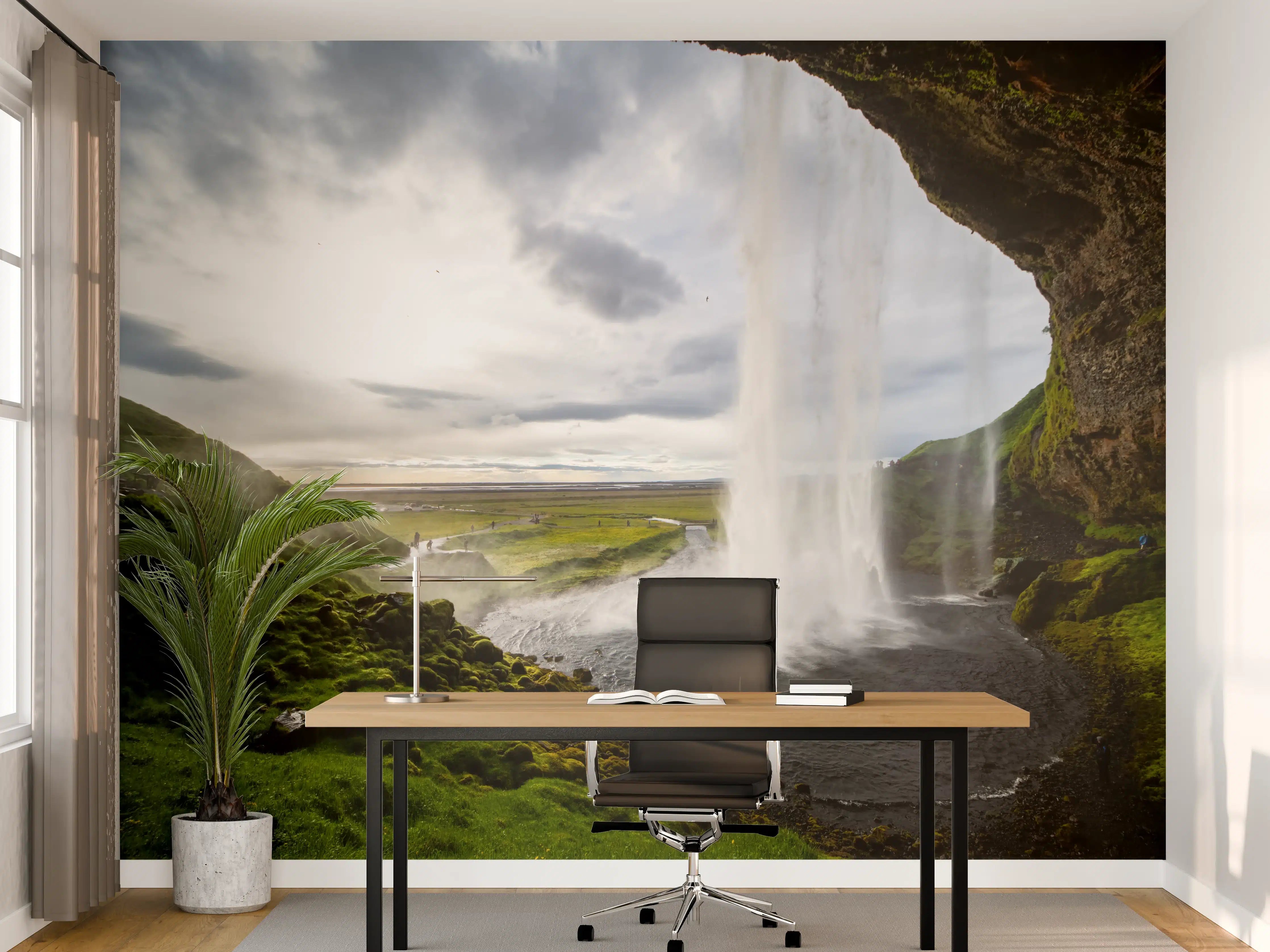 Büro Wandgestaltung - Majestätischer Wasserfall vor bewölktem Himmel