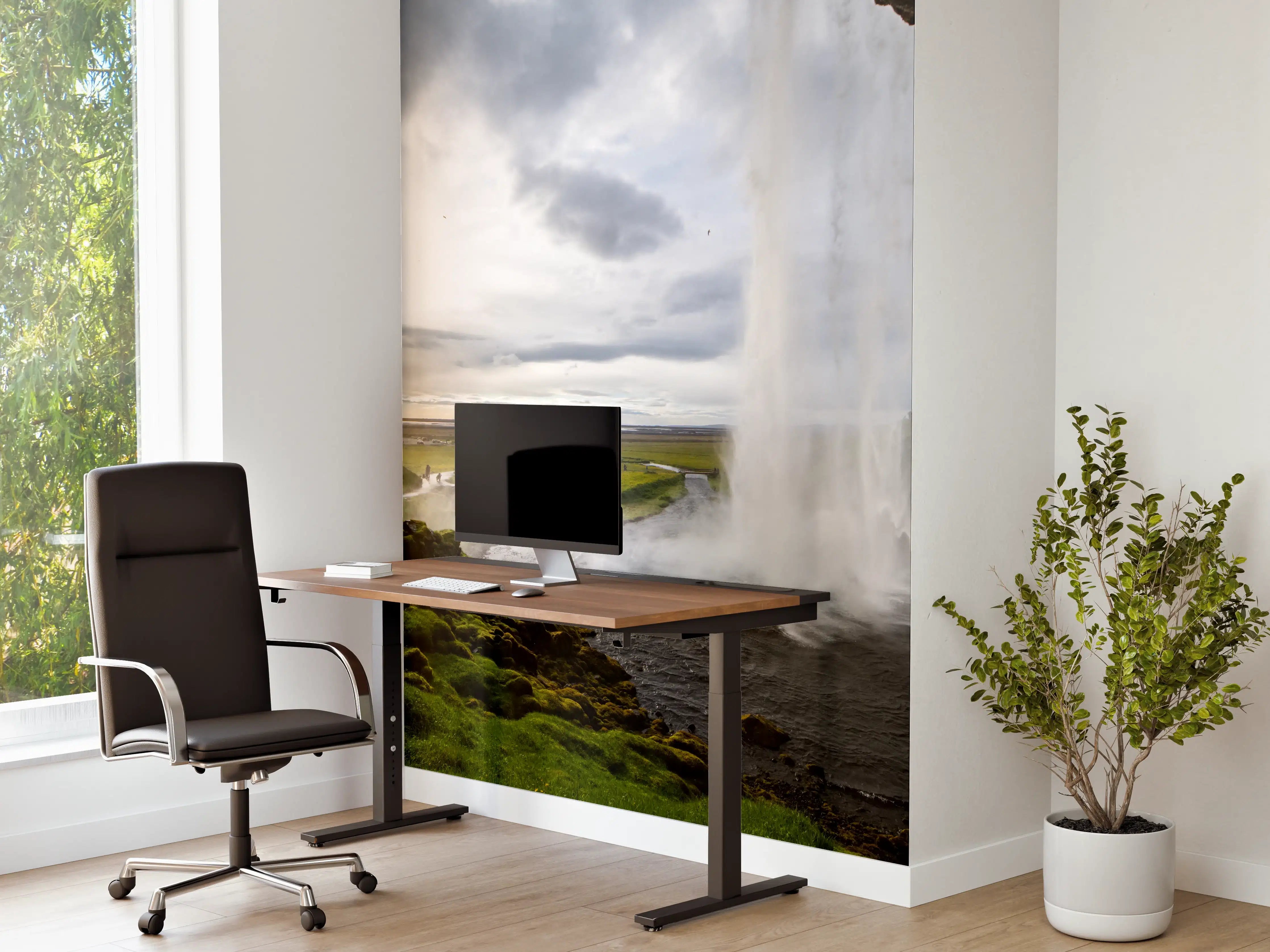 Büro Wandgestaltung - Majestätischer Wasserfall vor bewölktem Himmel