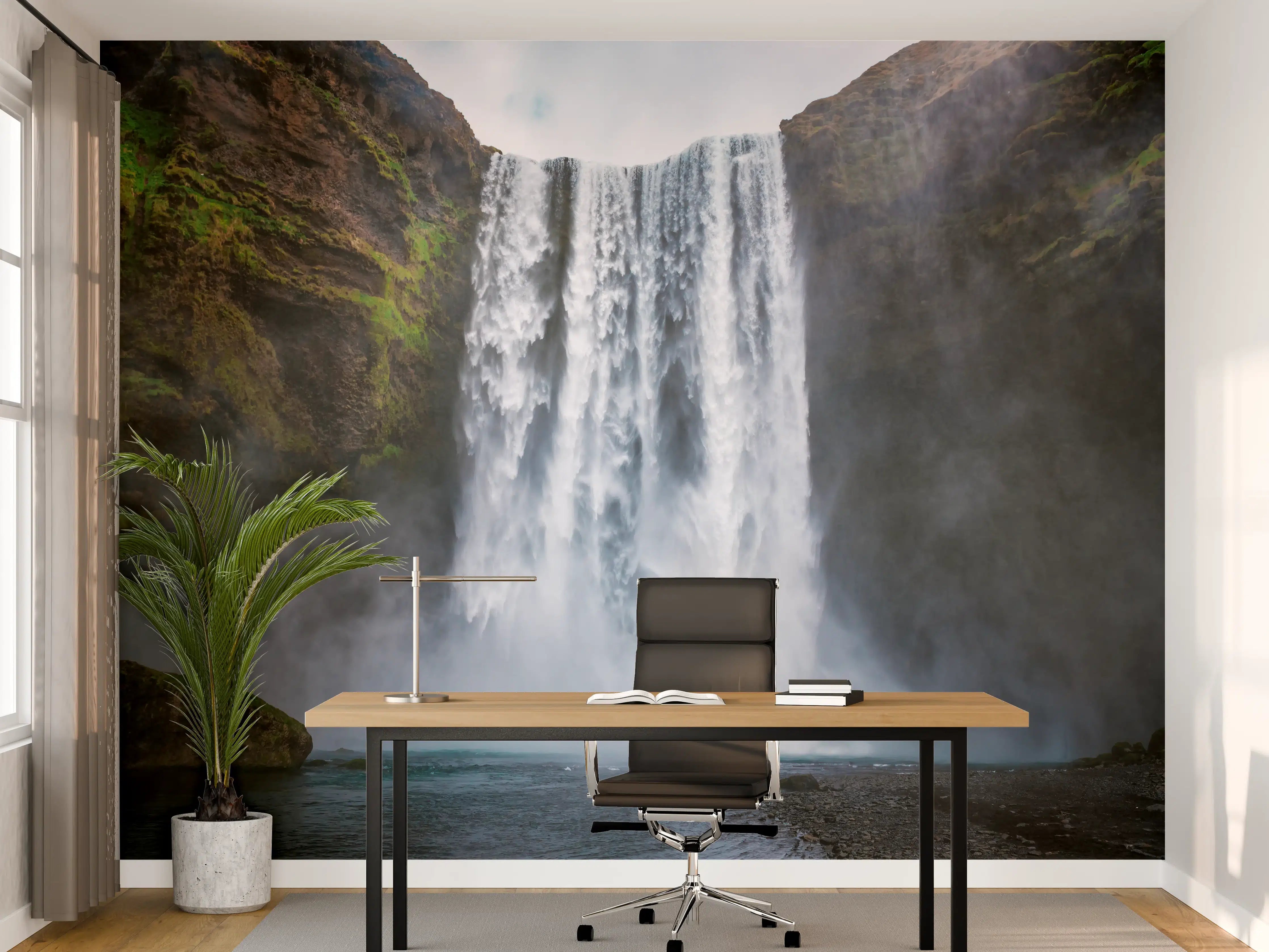 Büro Wandgestaltung - Majestätischer Wasserfall vor grauen Felsen und grünem Grün