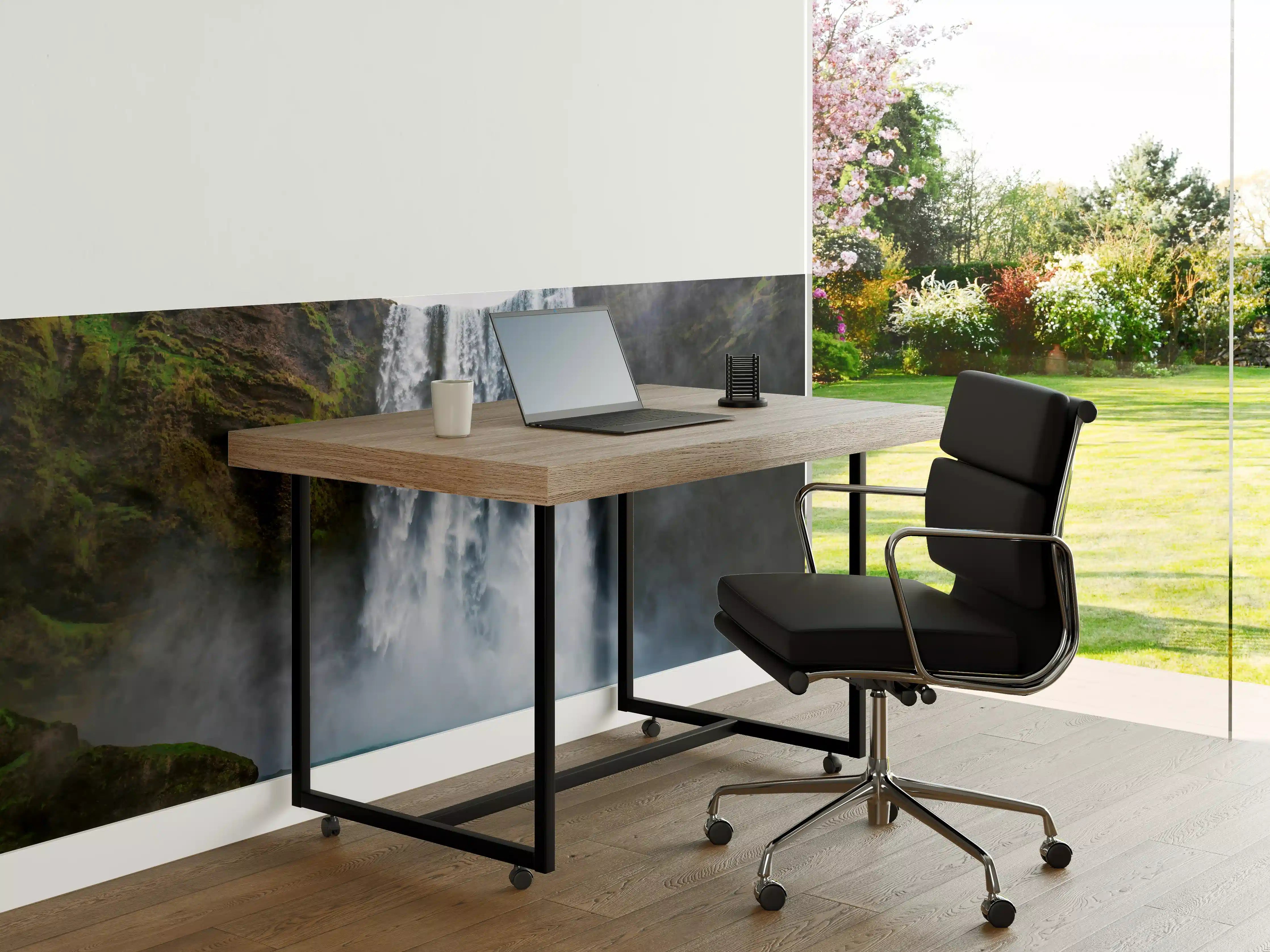 Büro Wandgestaltung - Majestätischer Wasserfall vor grauen Felsen und grünem Grün