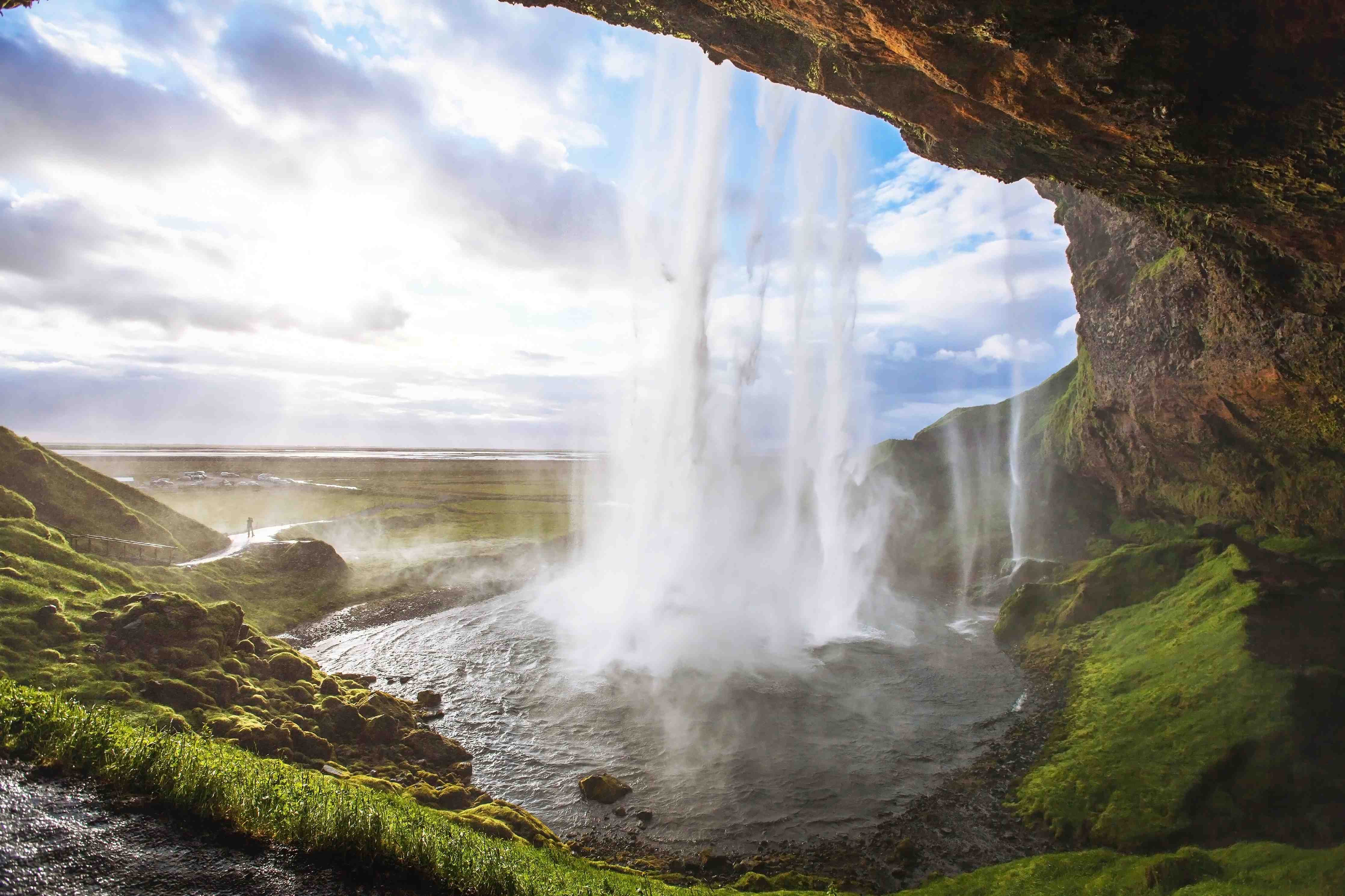 Büro Wandgestaltung-Majestatischer Wasserfall unter Himmel mit Wolken