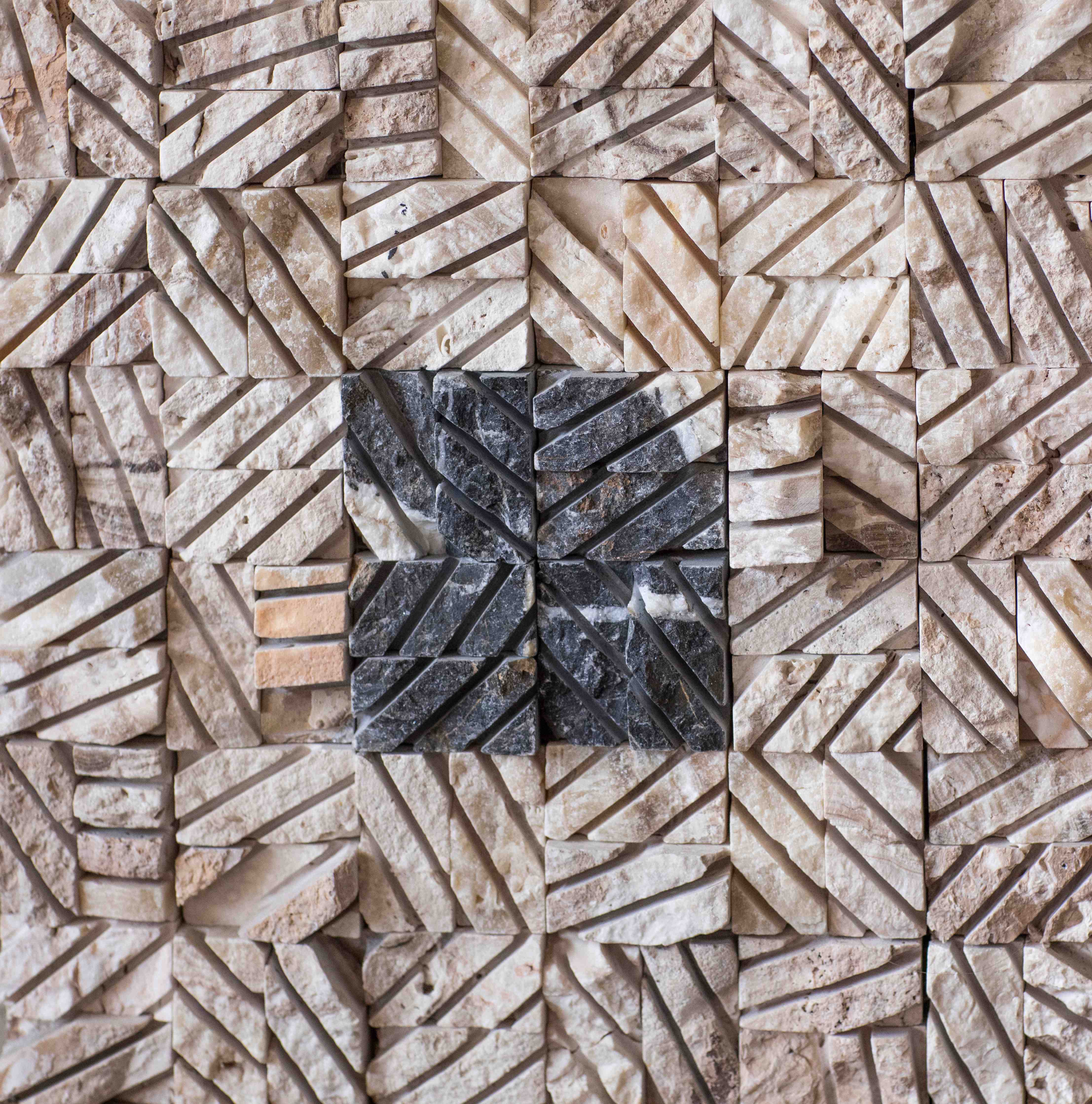 Büro Wandgestaltung-Natursteinmauer mit schwarzem Akzent