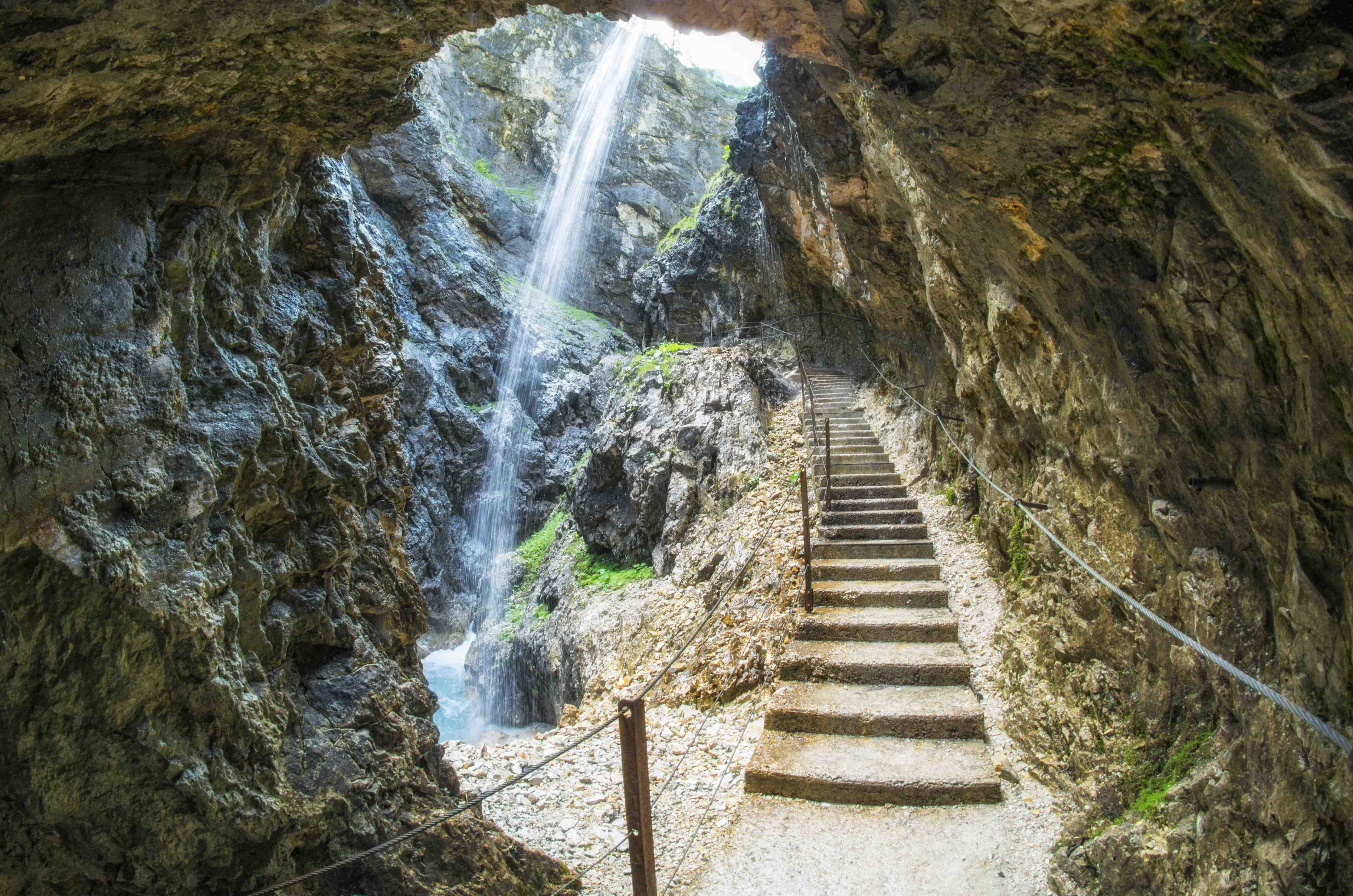 Büro Wandgestaltung-Naturwanderung durch Höhle mit Wasserfall