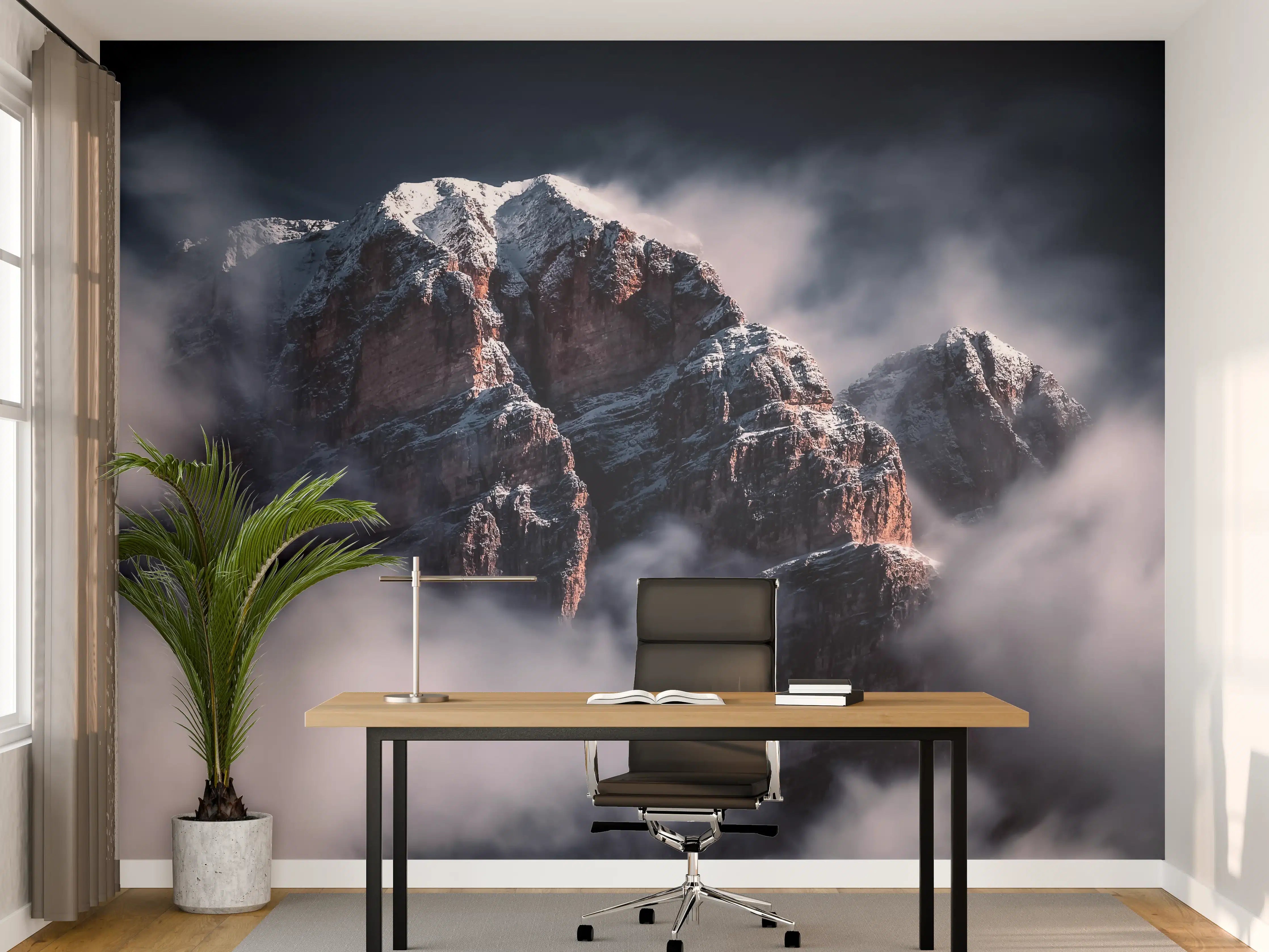 Büro Wandgestaltung - Nebelverhangene Berggipfel im Winter