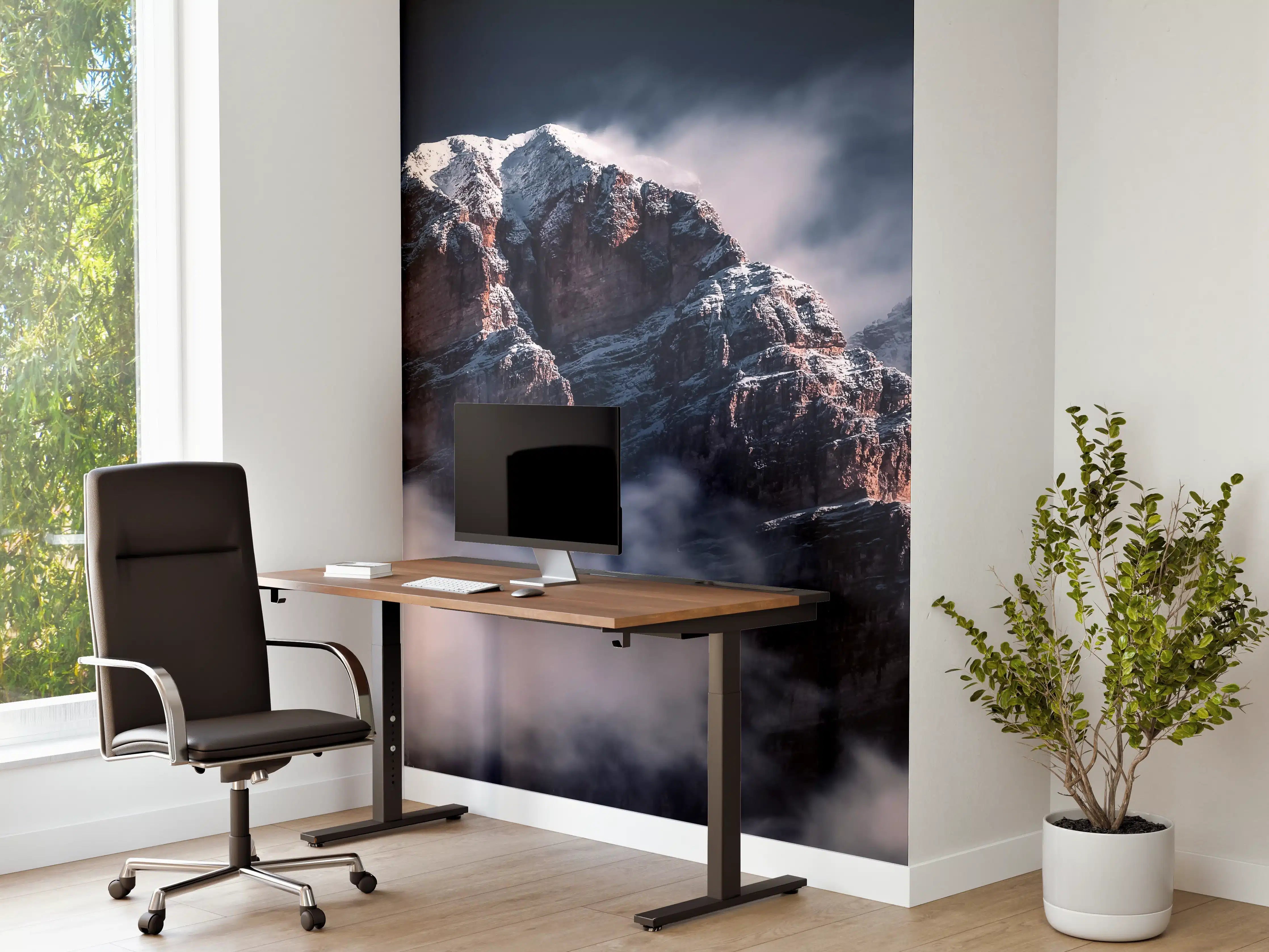 Büro Wandgestaltung - Nebelverhangene Berggipfel im Winter
