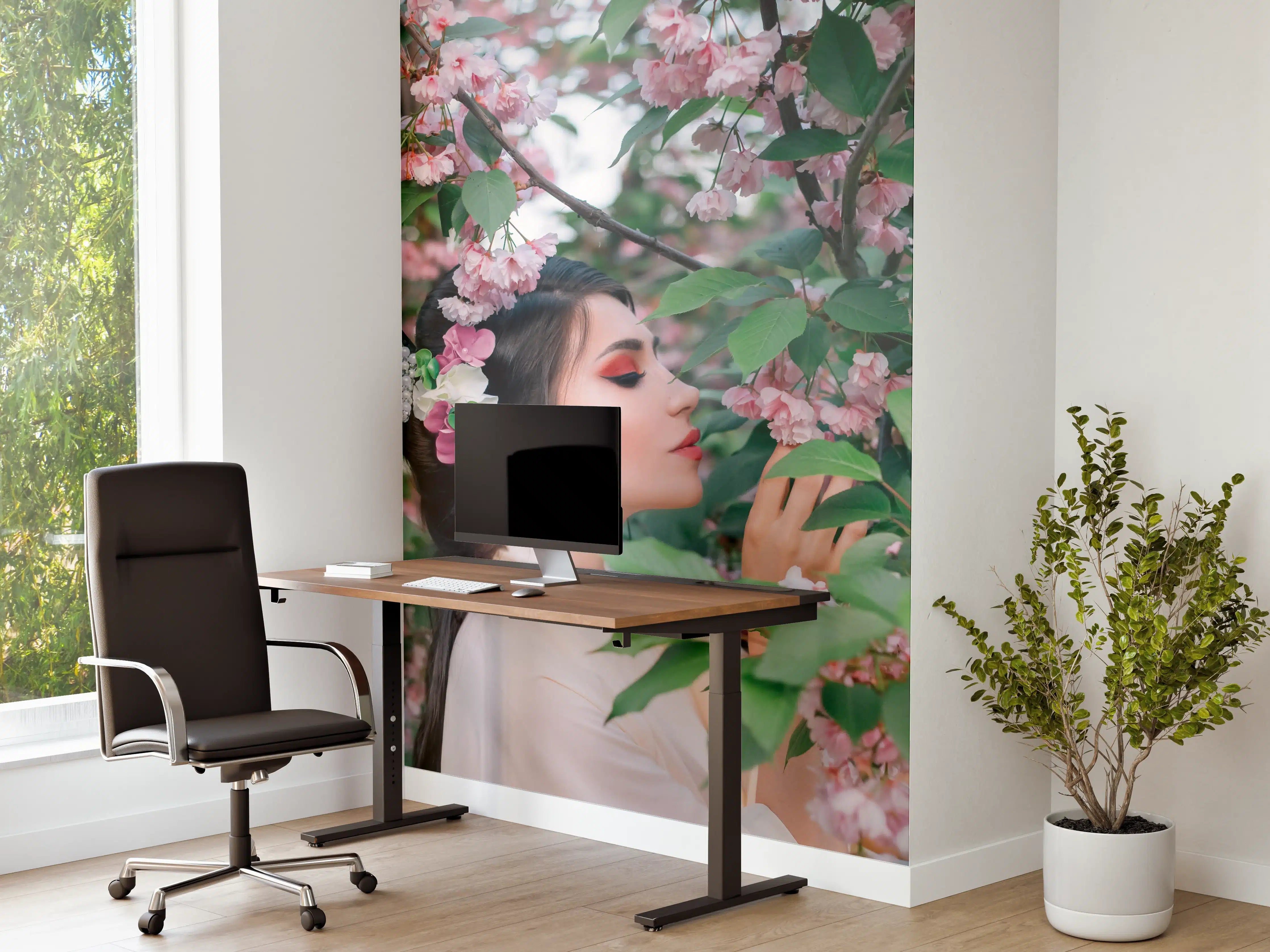 Büro Wandgestaltung - Orientalische Frau in Sakura-Blüten
