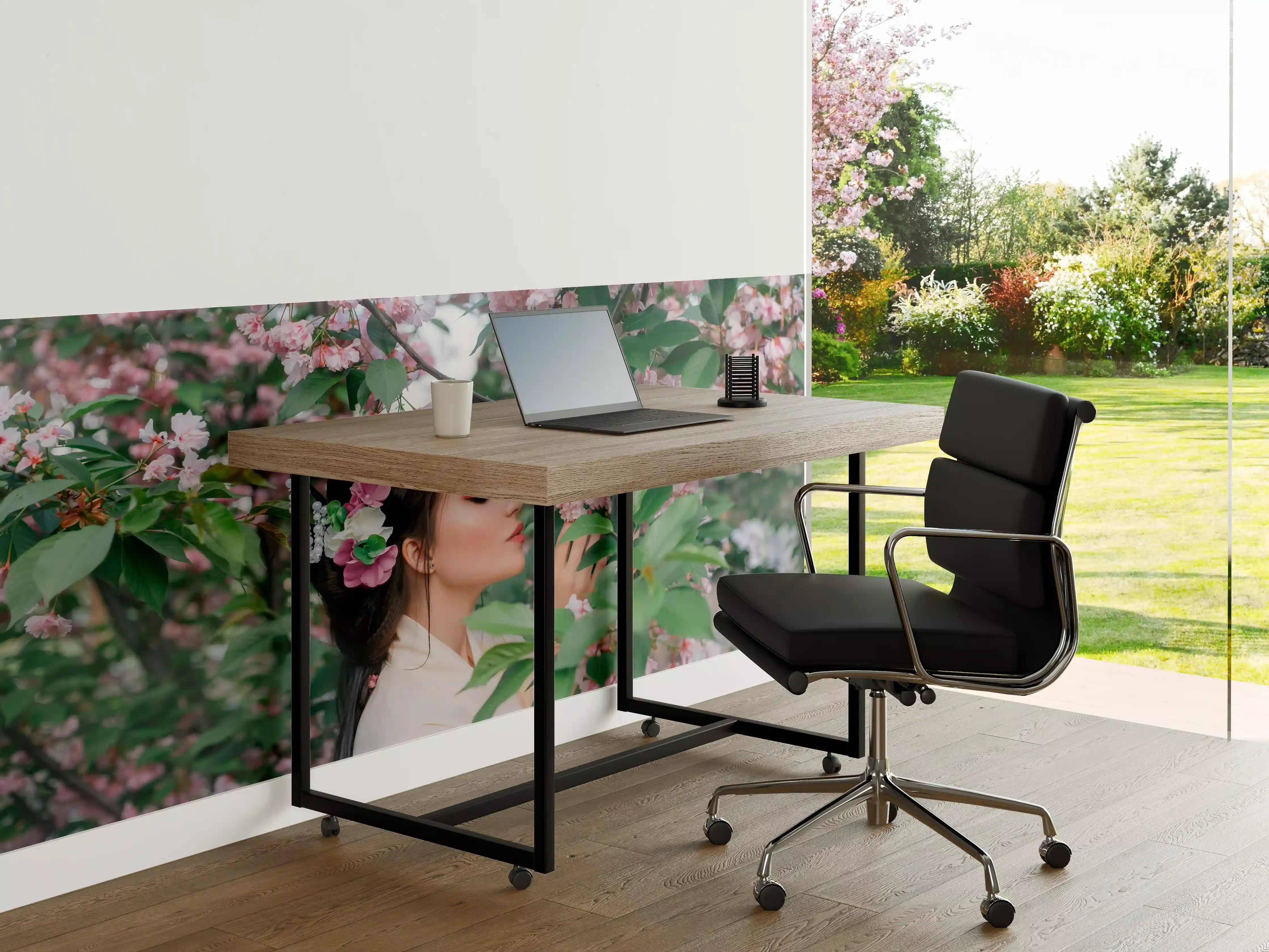 Büro Wandgestaltung - Orientalische Frau in Sakura-Blüten