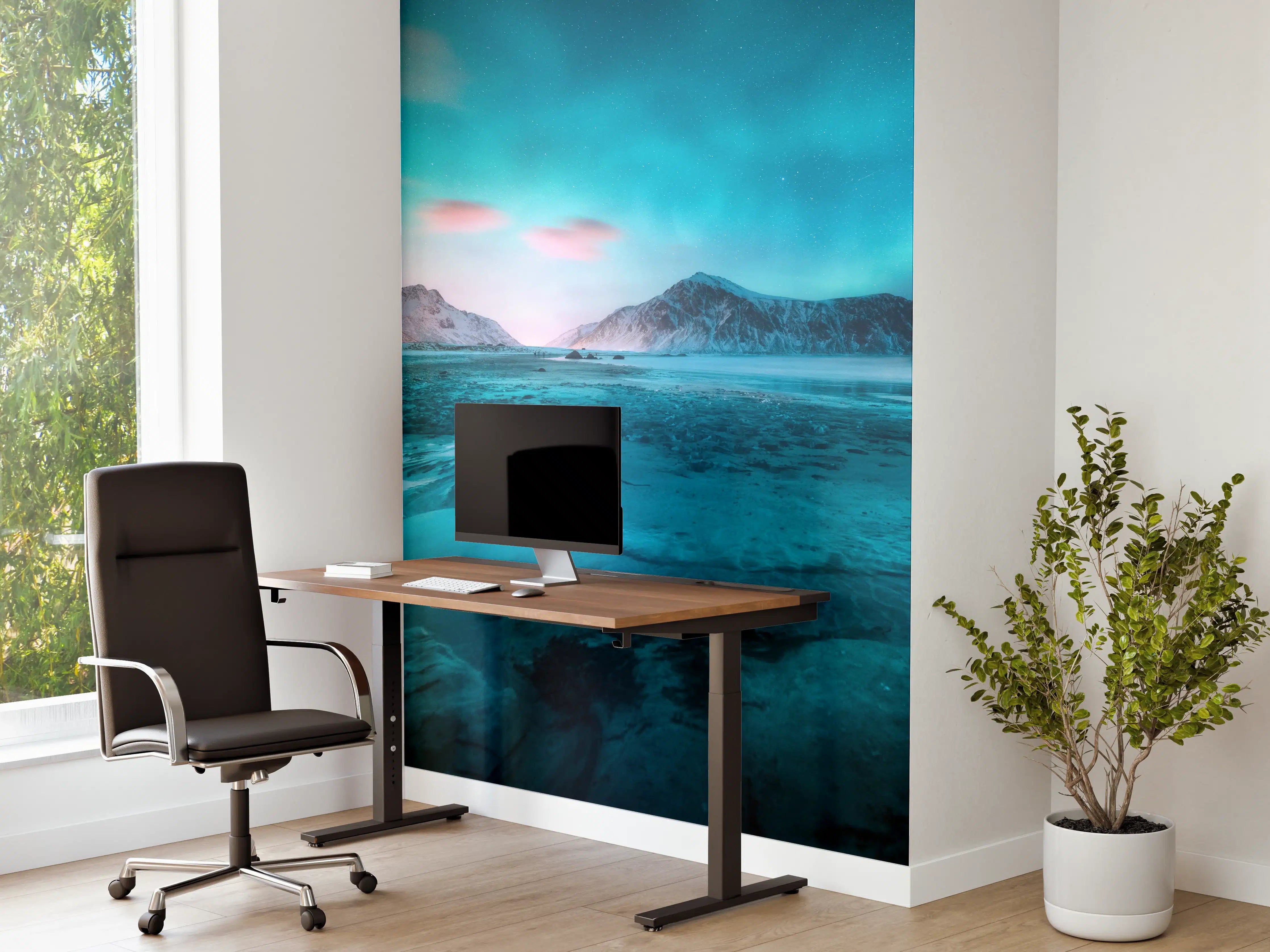 Büro Wandgestaltung - Polarlicht über schneebedeckten Berg mit Sandstrand