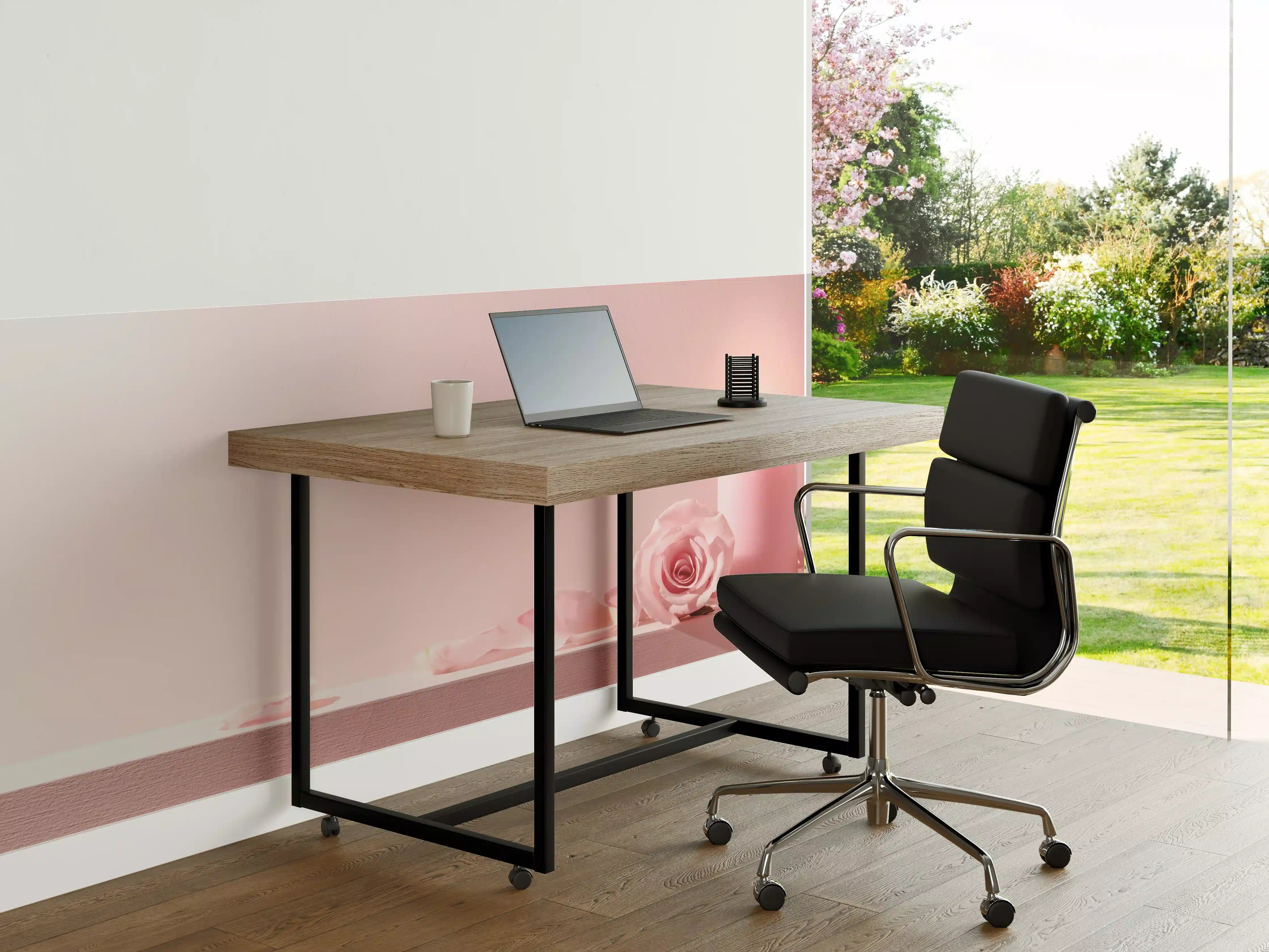 Büro Wandgestaltung - Rosa Rosen und Kerze auf einem rosa Hintergrund
