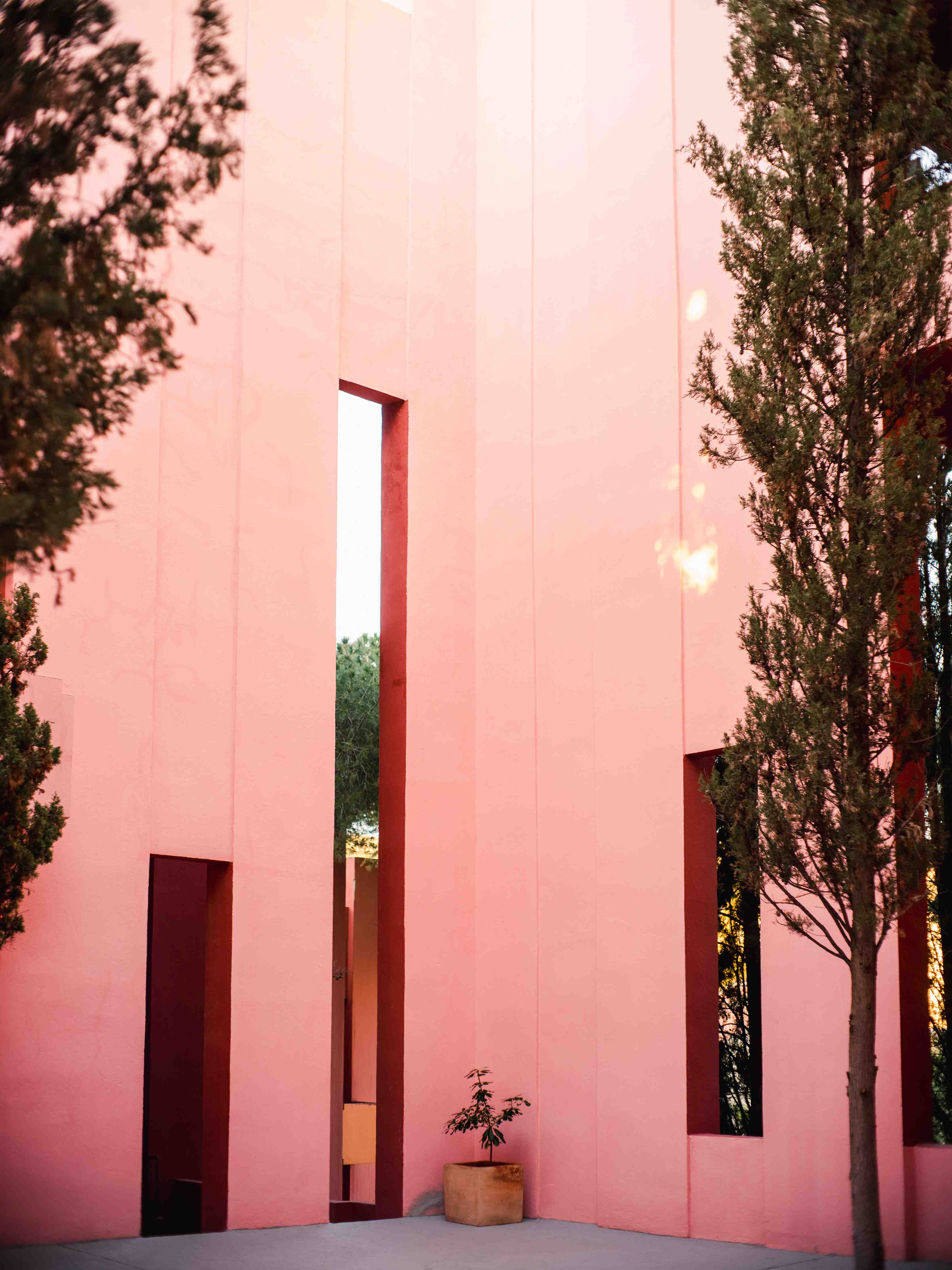 Büro Wandgestaltung-Rotes Architekturkontur-Spiel