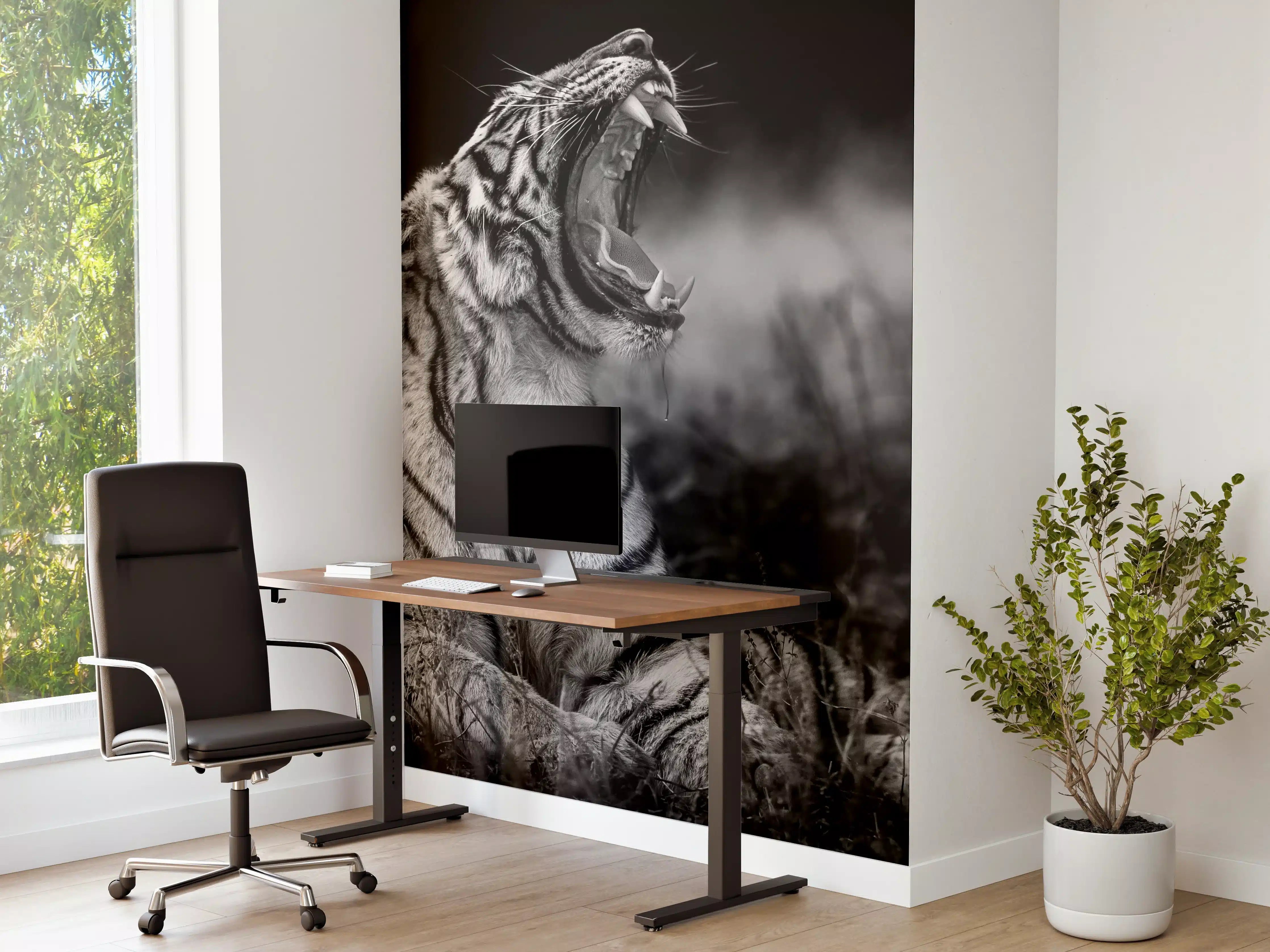 Büro Wandgestaltung - Schallendes Tiger-Gesicht in Schwarz-Weiß