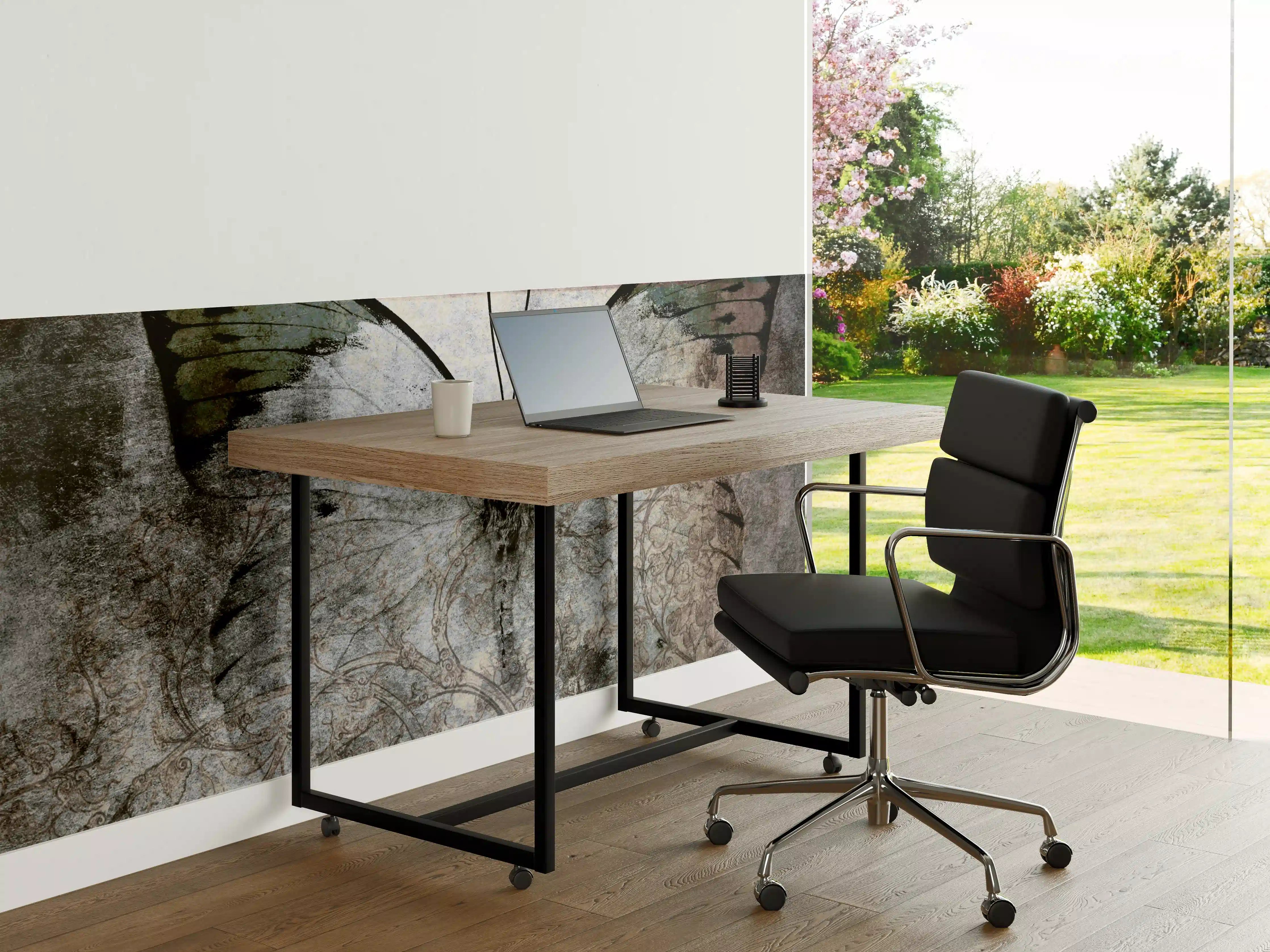 Büro Wandgestaltung - Schmetterling auf altem Papier mit kunstvollem Design