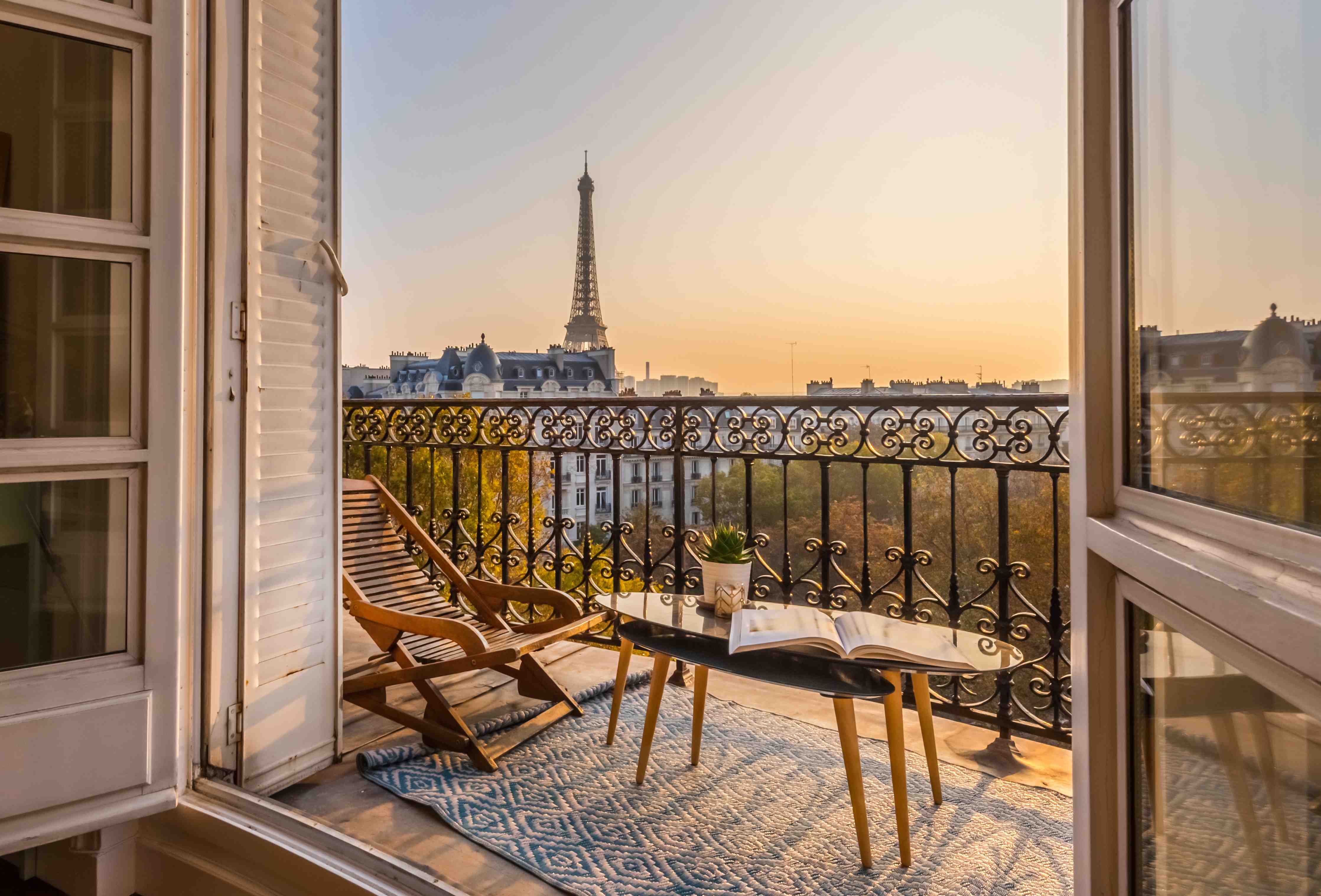 Büro Wandgestaltung-Schöner Pariser Balkon bei Sonnenuntergang
