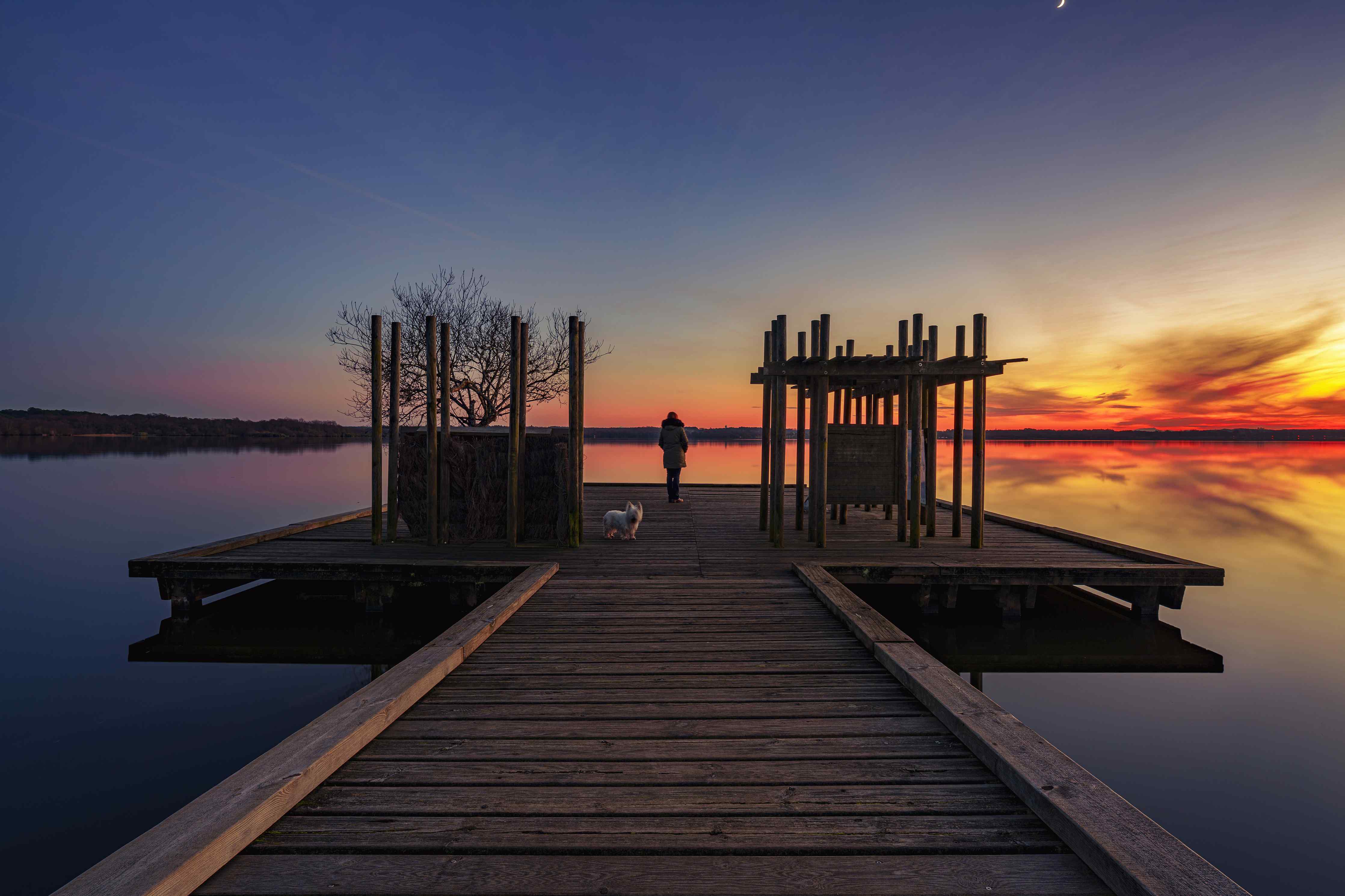 Büro Wandgestaltung-Sonnenuntergang am See mit Holzsteg und Person