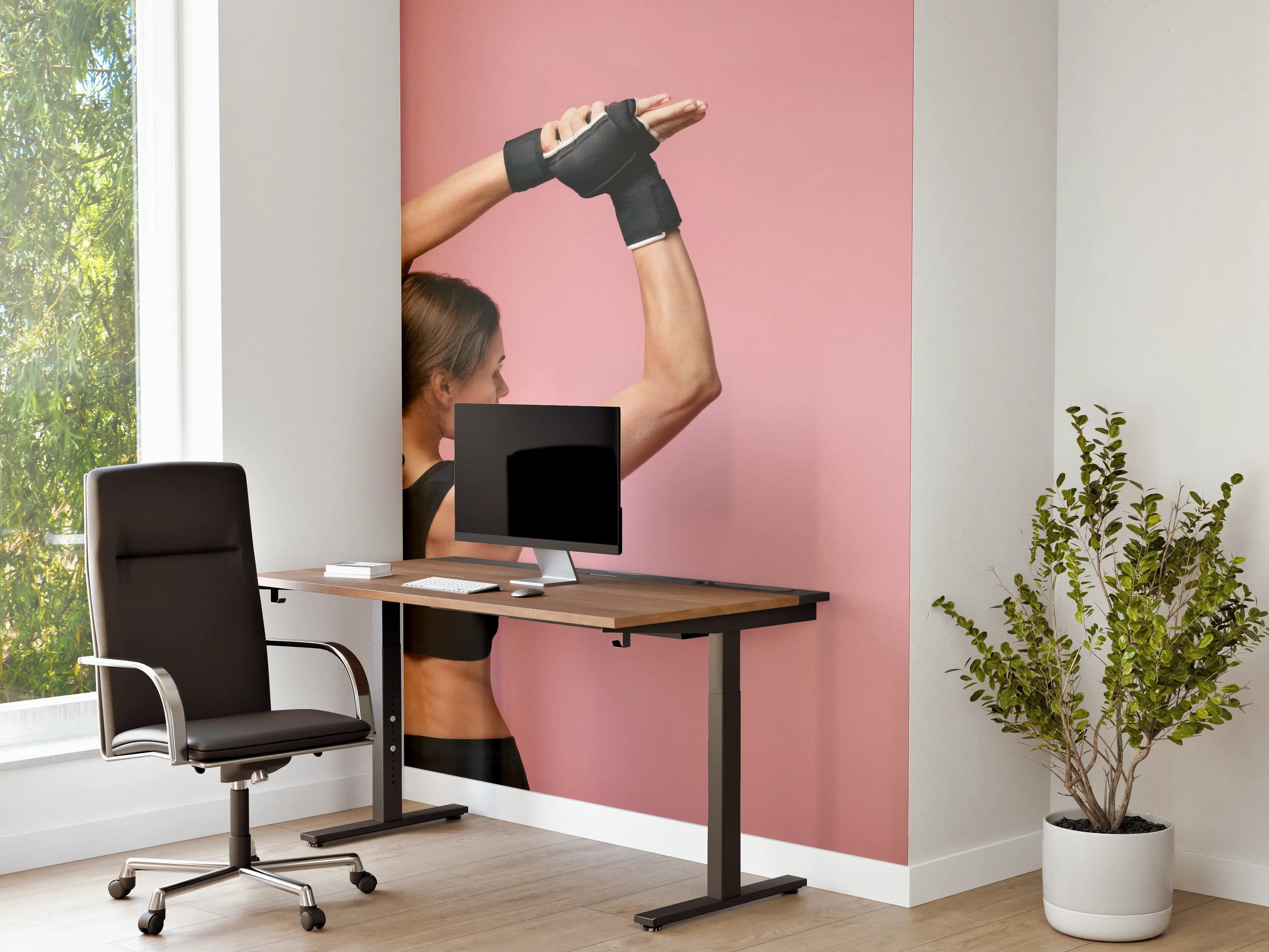 Büro Wandgestaltung - Sportliche Frau beim Aufwärmen
