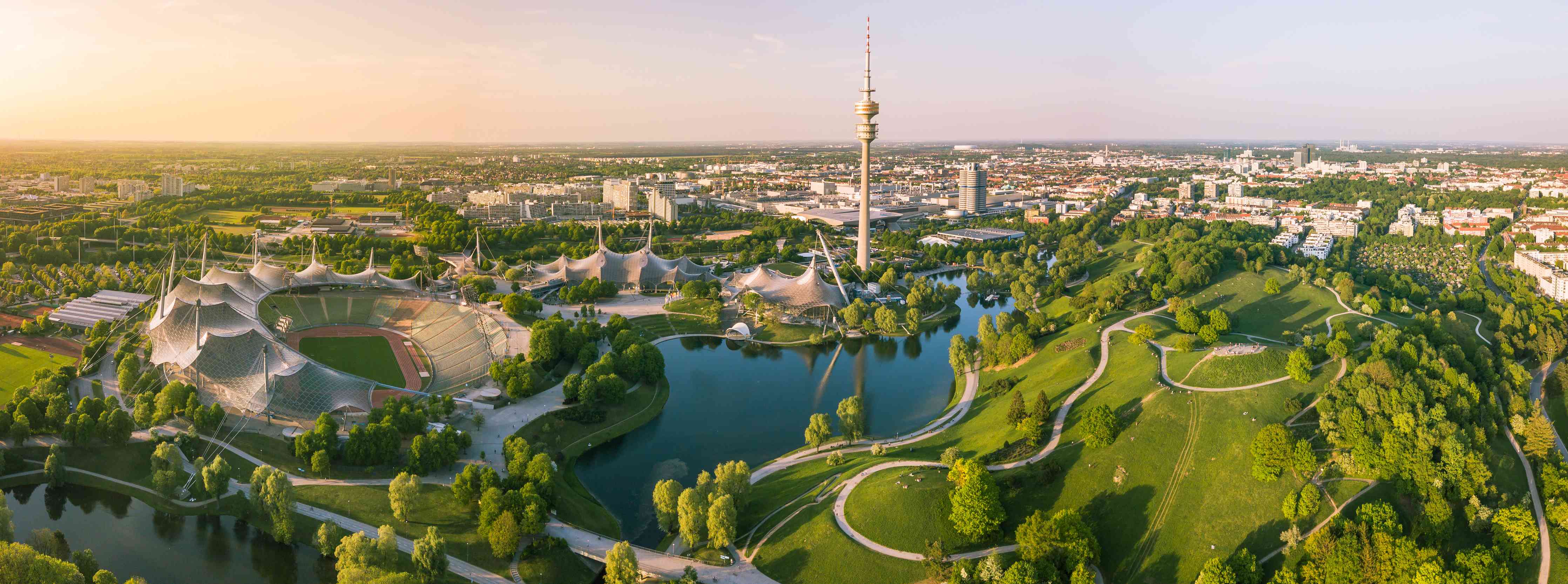 Büro Wandgestaltung-Stadtpark mit See und Fernsehturm bei Sonnenaufgang