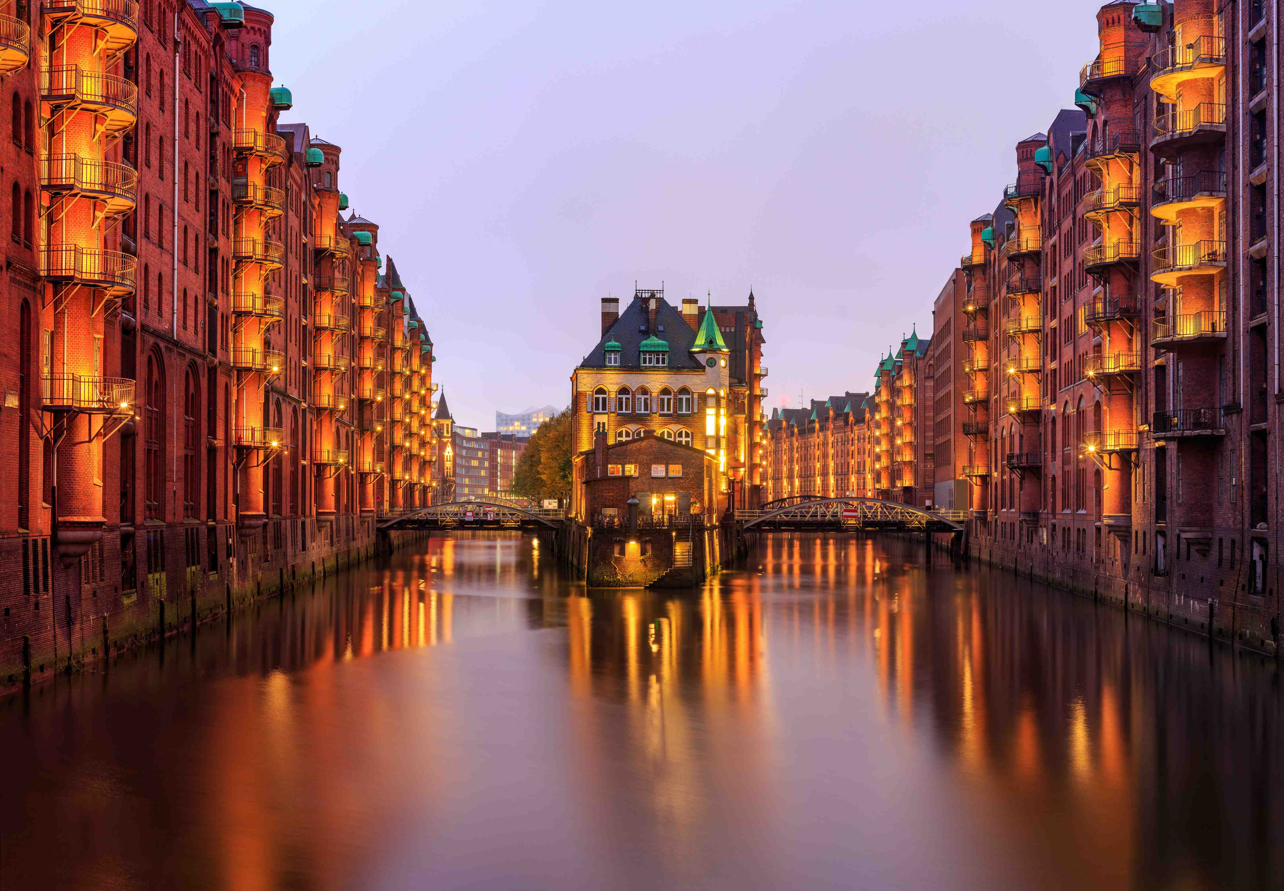 Büro Wandgestaltung-Stimmungsvolle Hamburger Speicherstadt bei Nacht