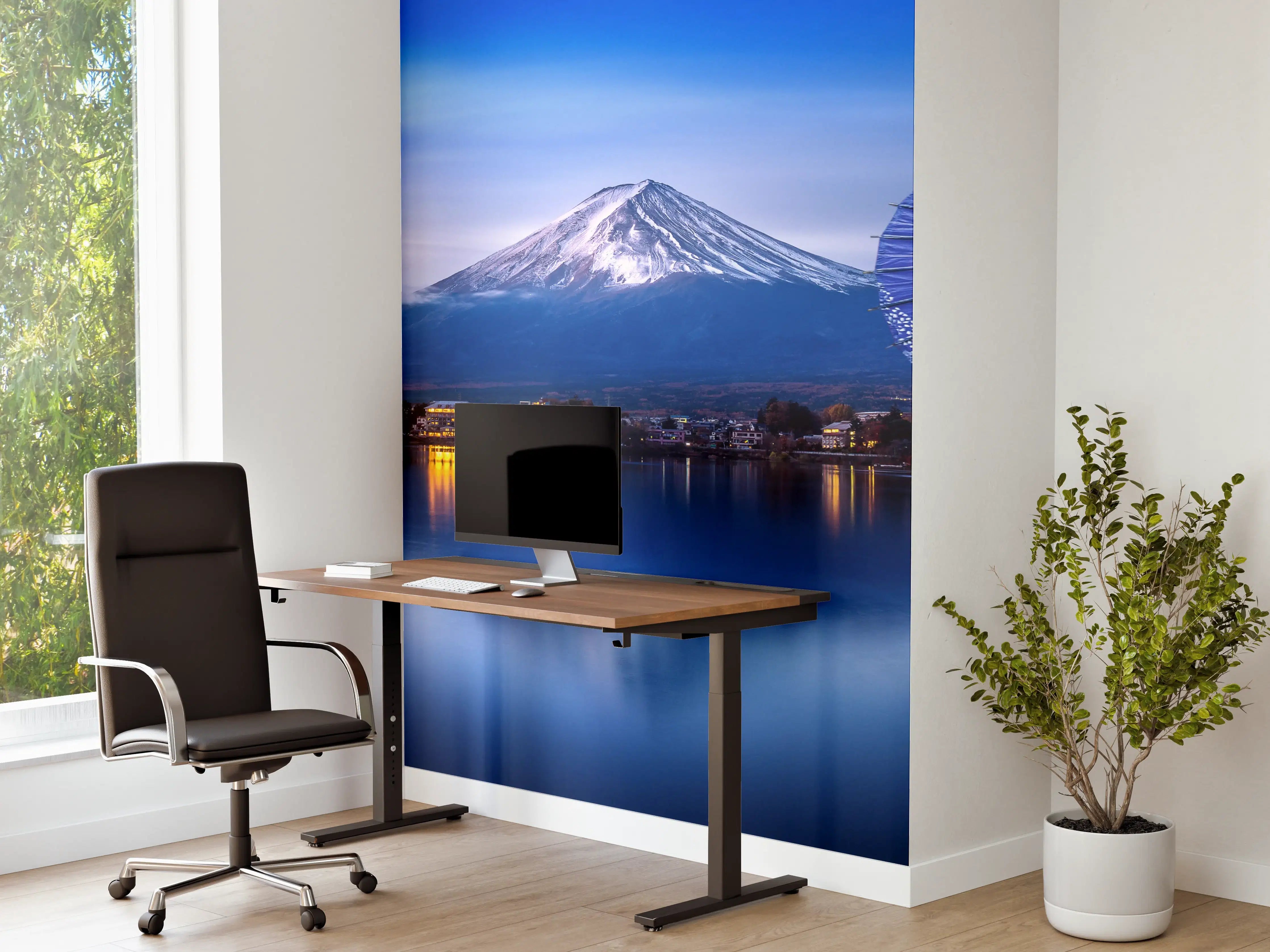 Büro Wandgestaltung - Traditionell gekleidete Frau am Fuji-Berg