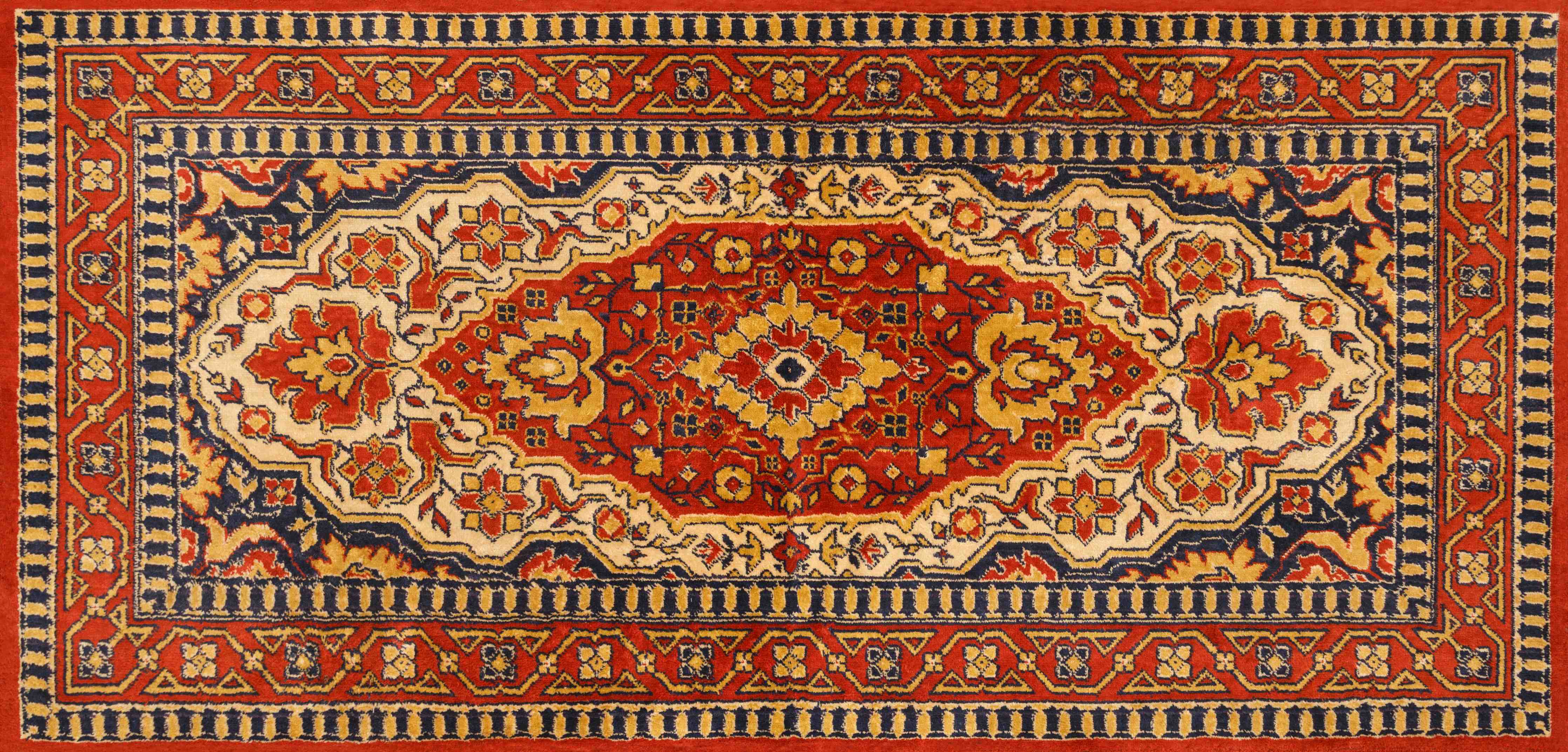 Büro Wandgestaltung-Traditioneller Orientteppich mit Rot-Gold-Tönen