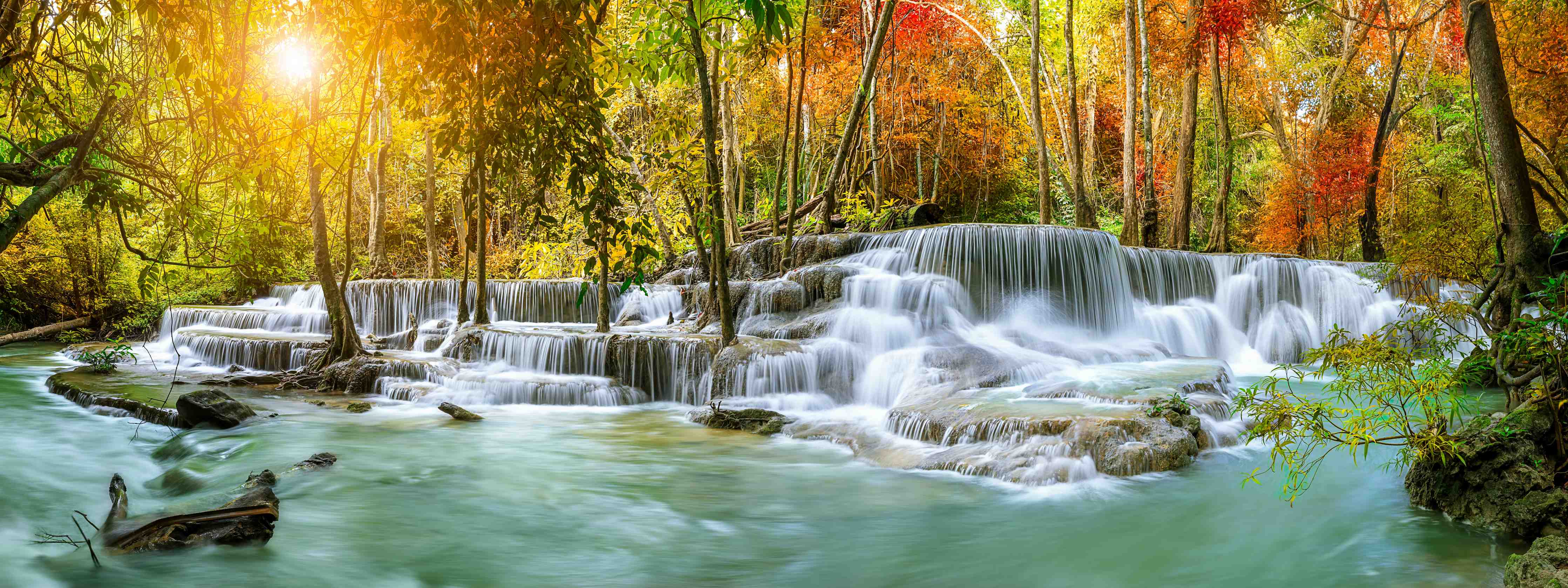 Büro Wandgestaltung-Türkis-Grüner Wasserfall im Herbst