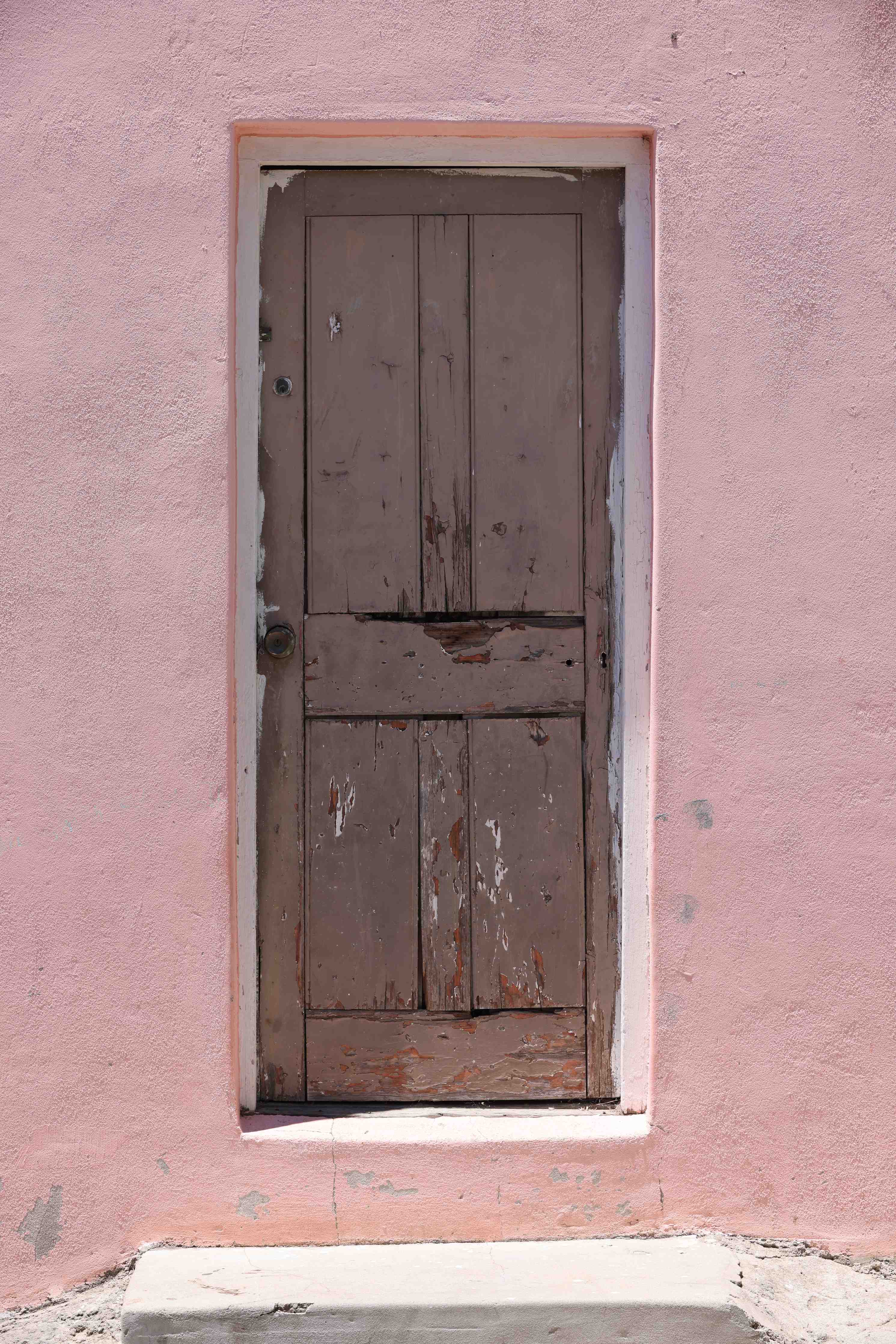 Büro Wandgestaltung-Verwitterte Holztür Rosa Wand