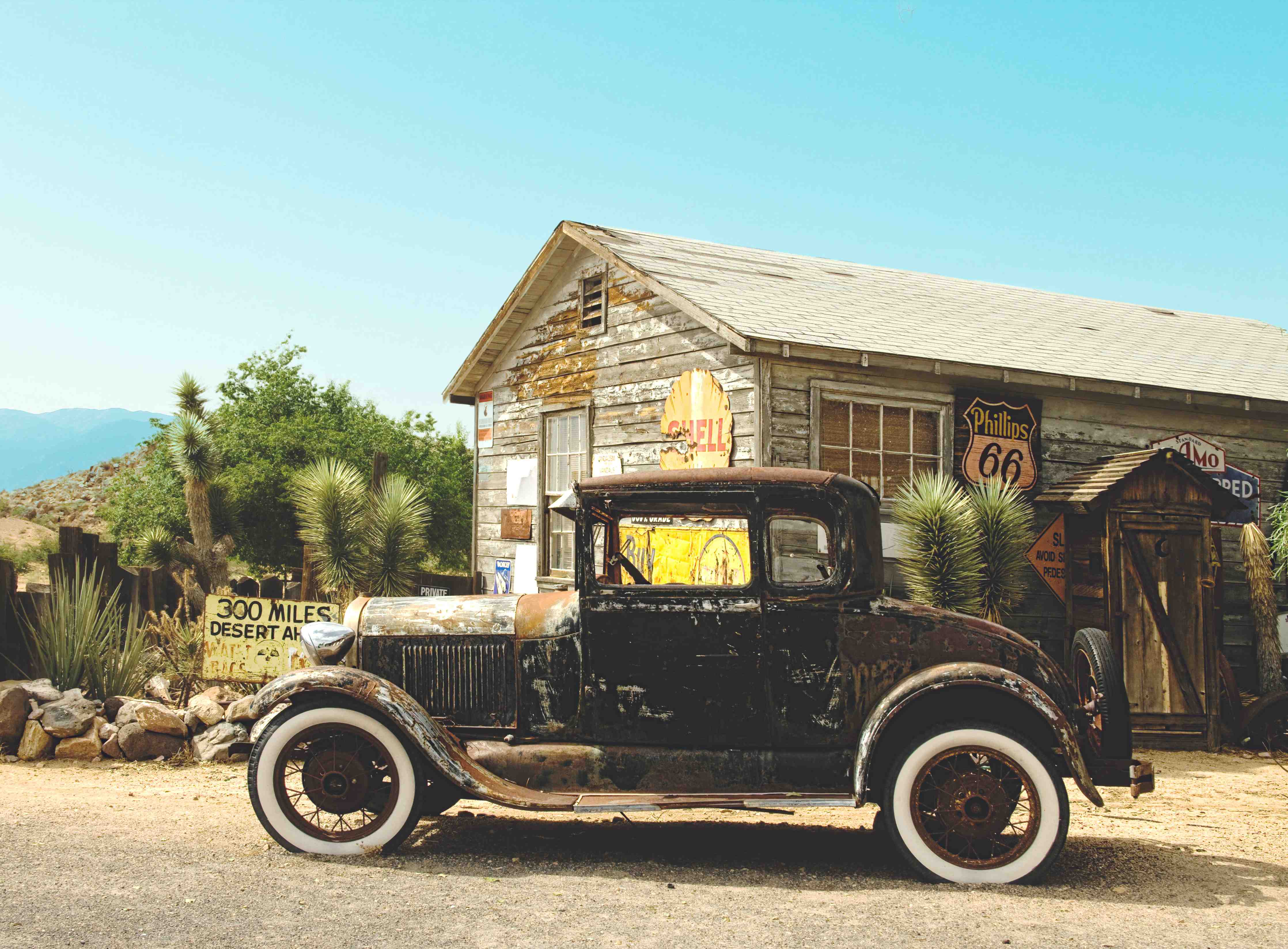 Büro Wandgestaltung-Vintage-Auto vor Retro-Tankstelle