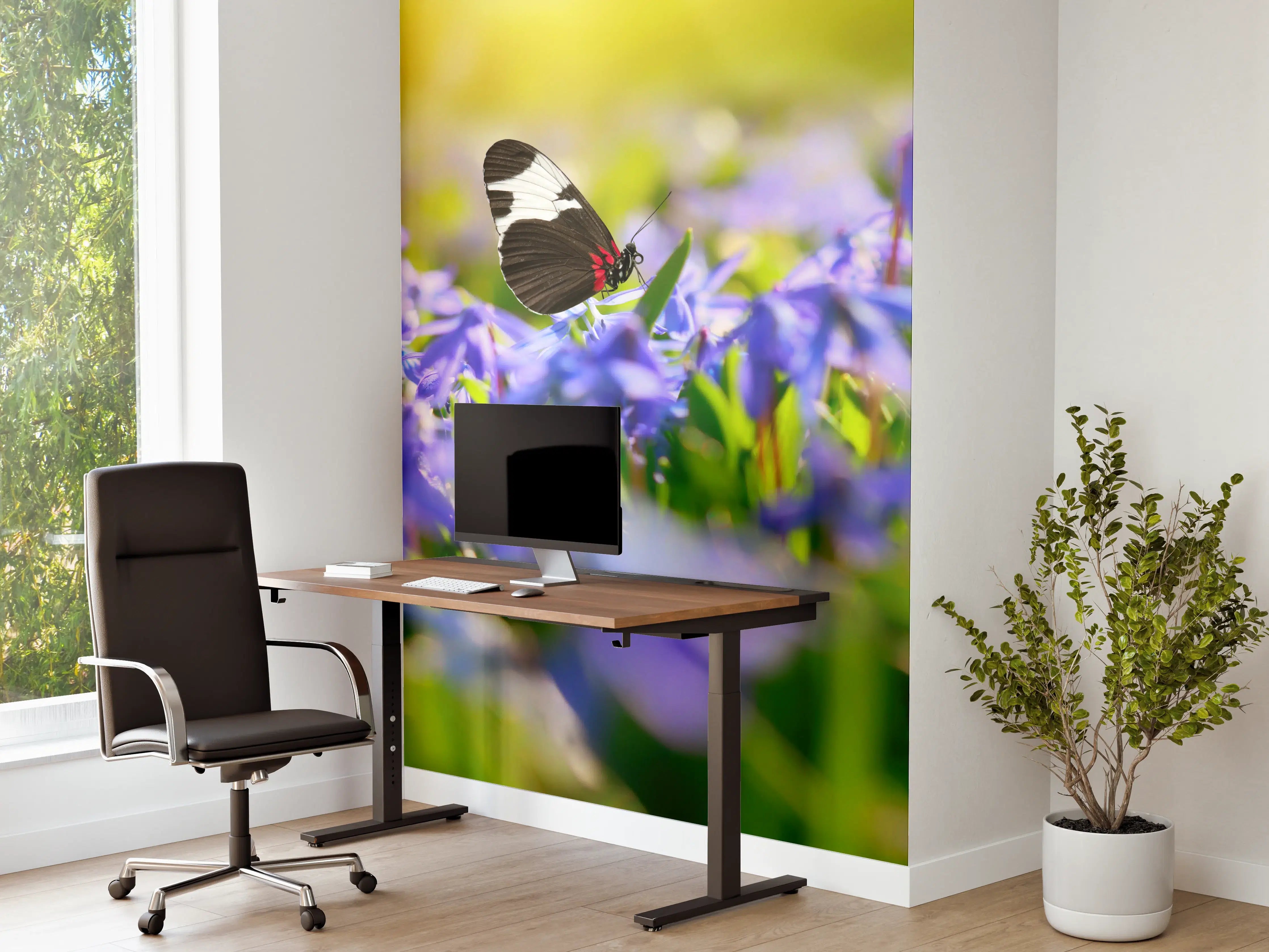 Büro Wandgestaltung - Violette Blumenwiese mit Schmetterlingen
