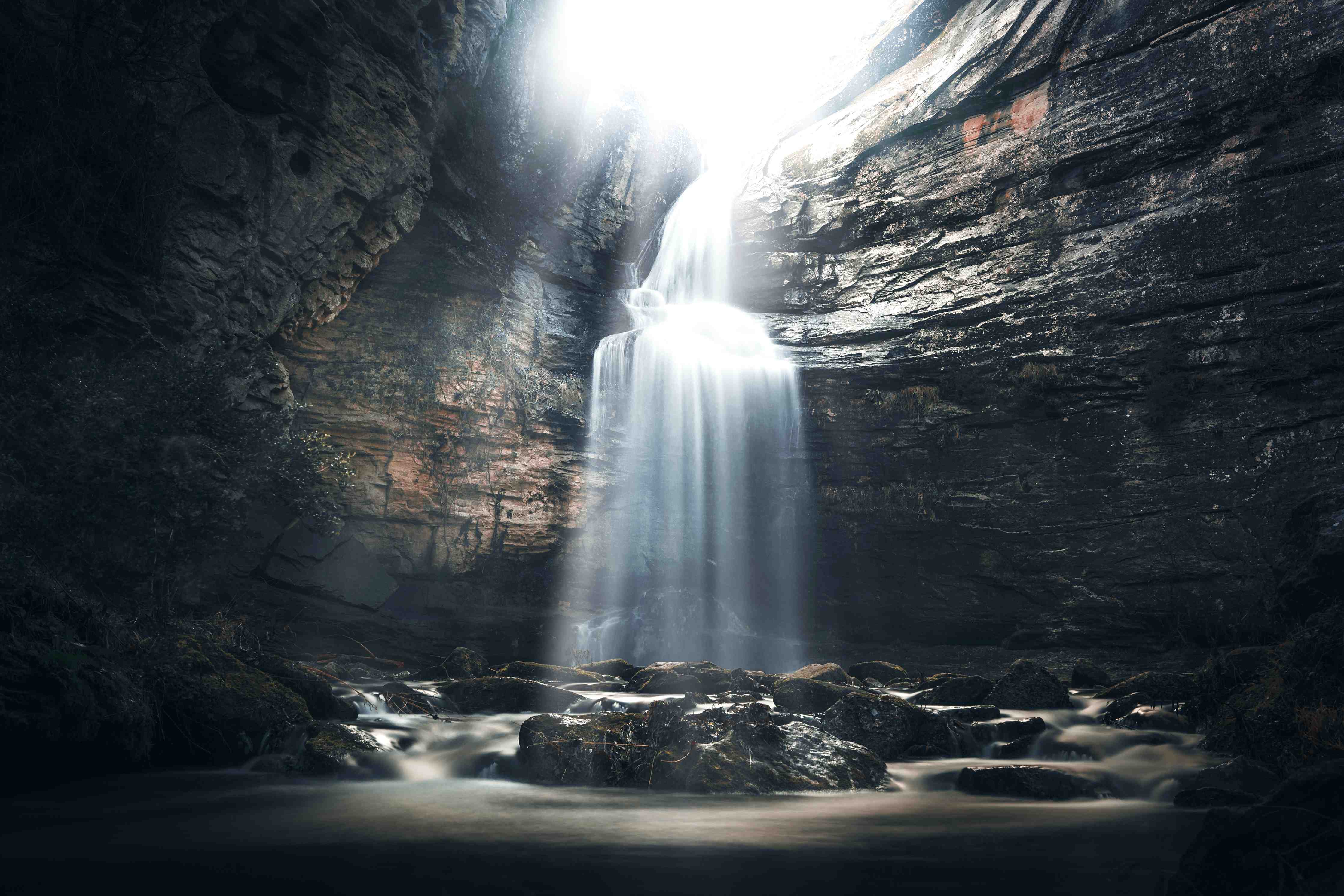 Büro Wandgestaltung-Wasserfall in geheimnisvoller Schlucht