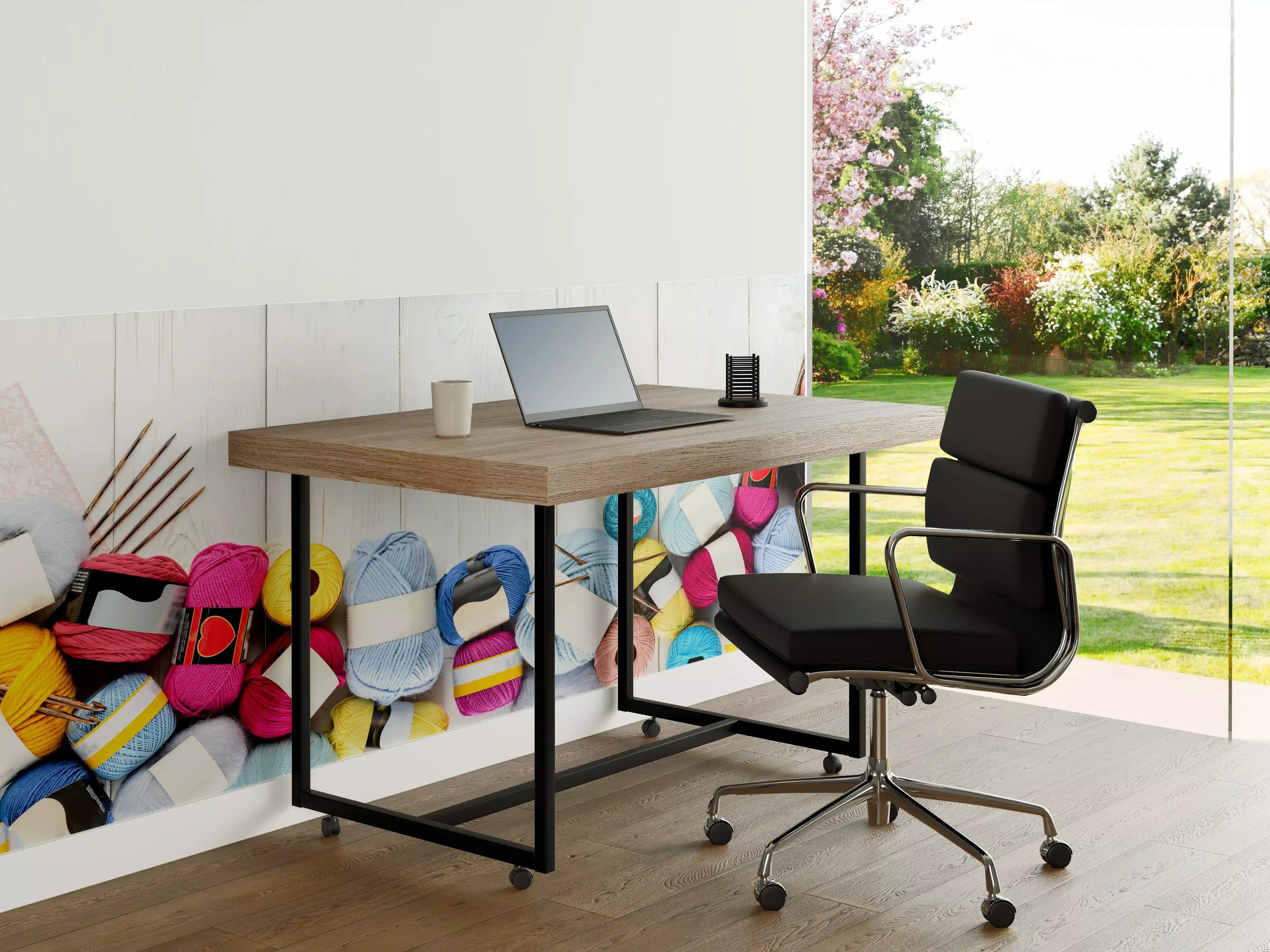 Büro Wandgestaltung - Wolle und Stricknadeln auf Holzhintergrund