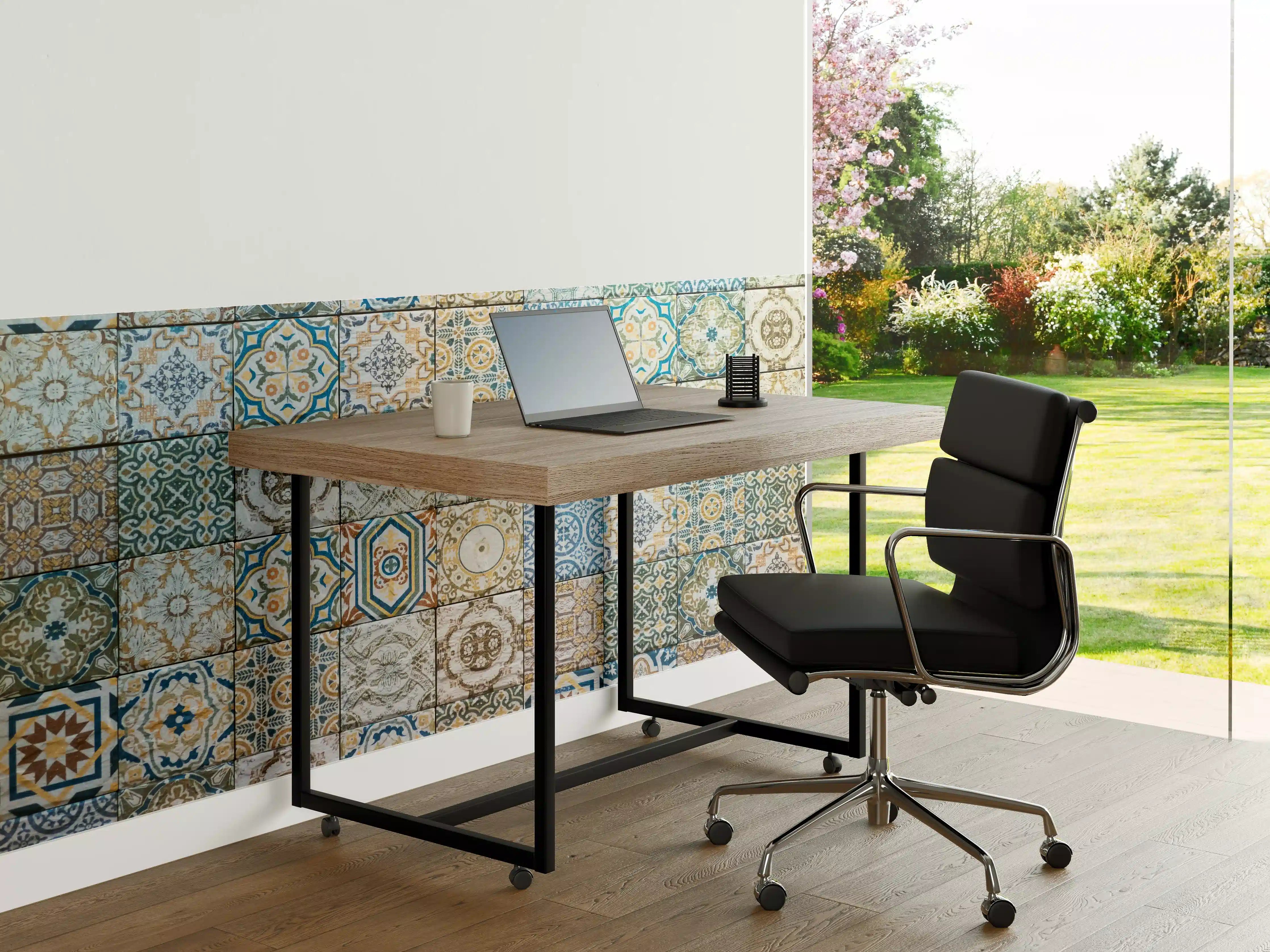 Büro Wandgestaltung - buntes Mosaik im spanischen Stil