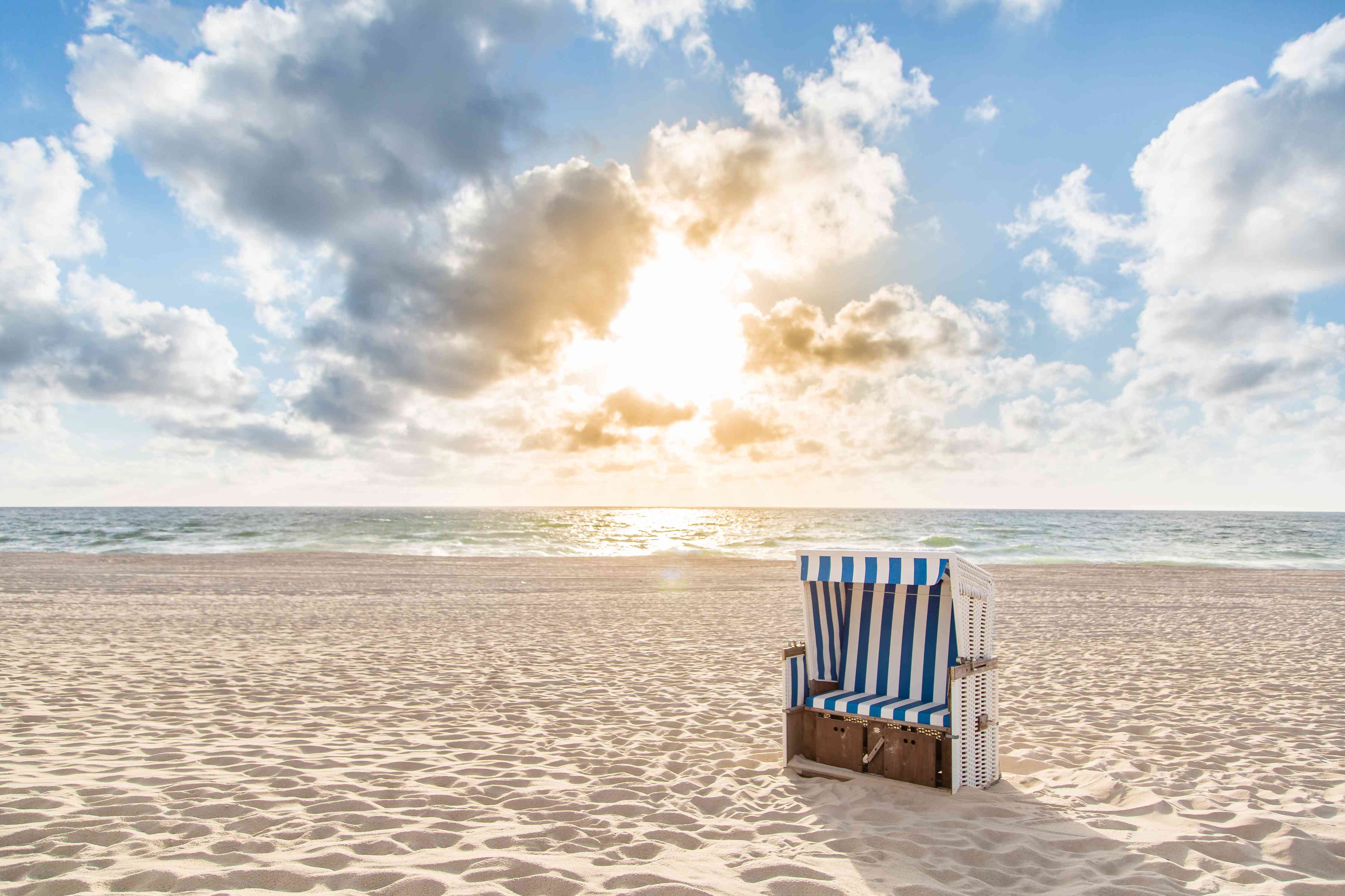 Büro Wandgestaltung-einzelner Strandkorb an der Nordsee
